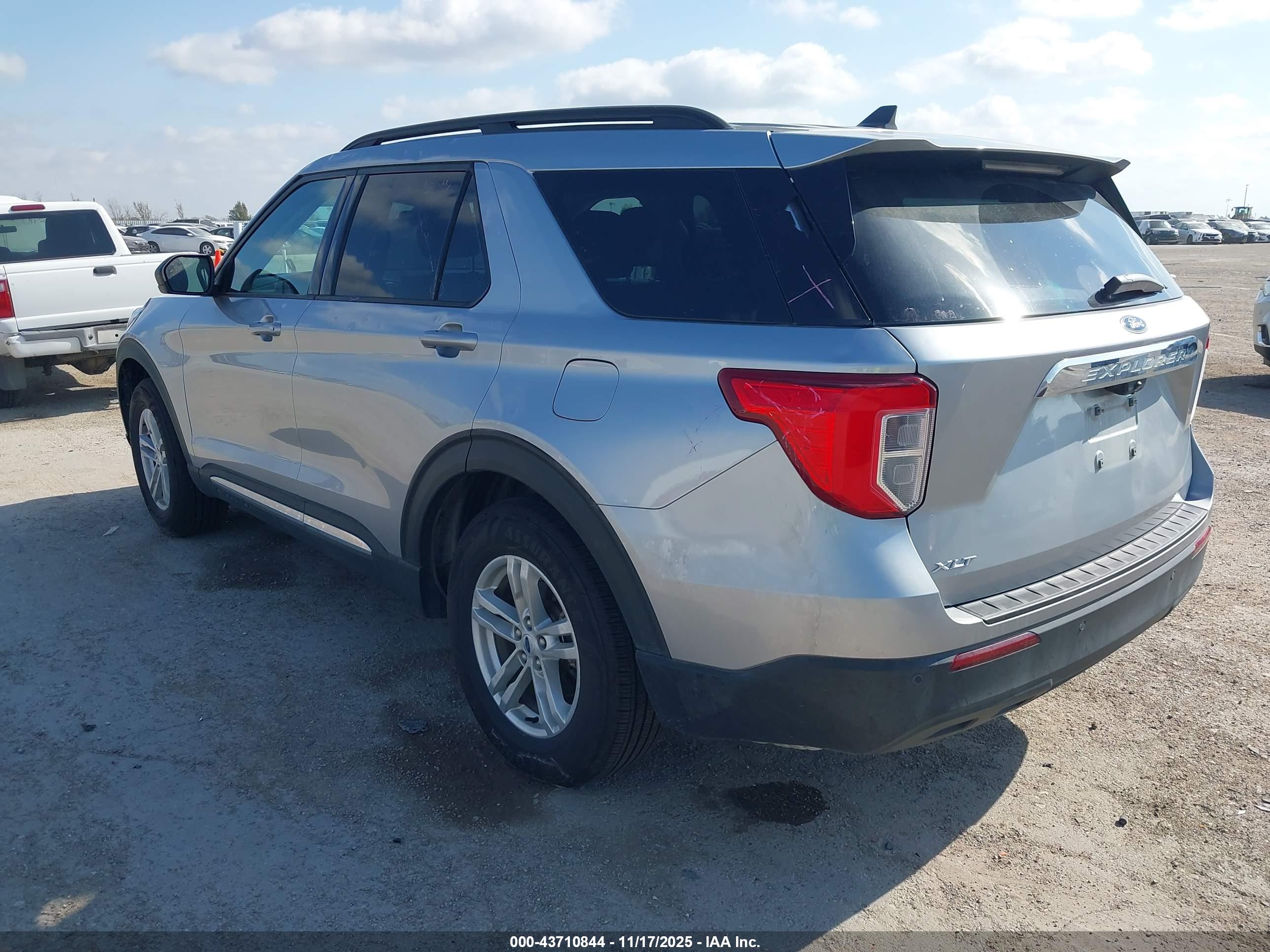 FORD EXPLORER image 3