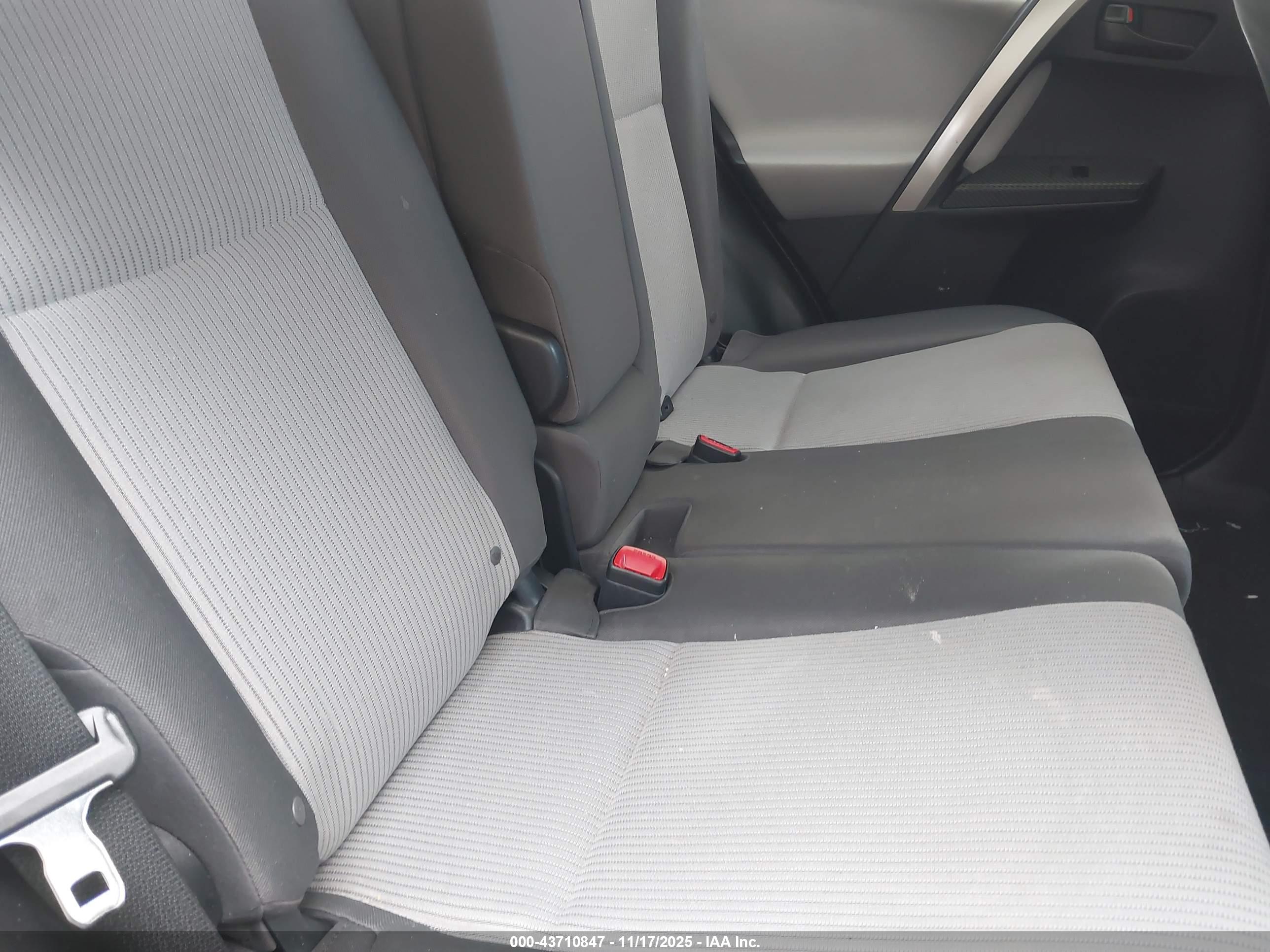TOYOTA RAV4 image 8