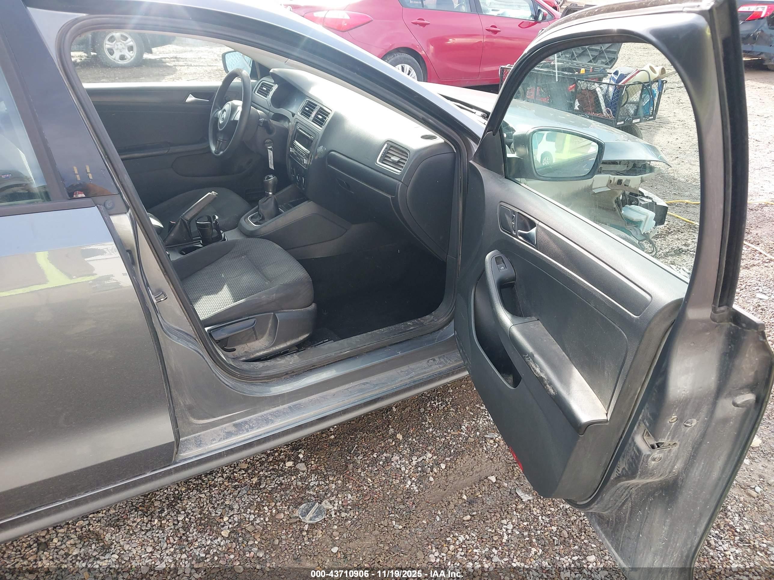 VOLKSWAGEN JETTA image 5