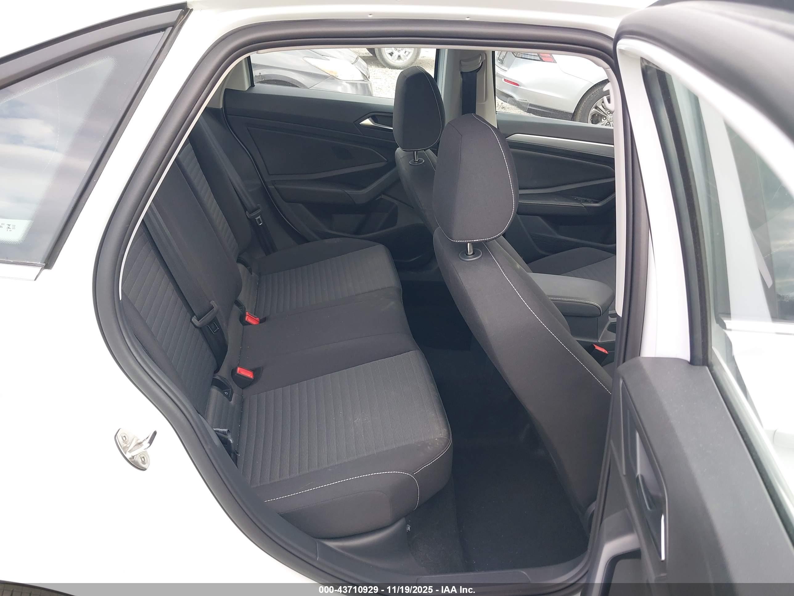 VOLKSWAGEN JETTA image 8