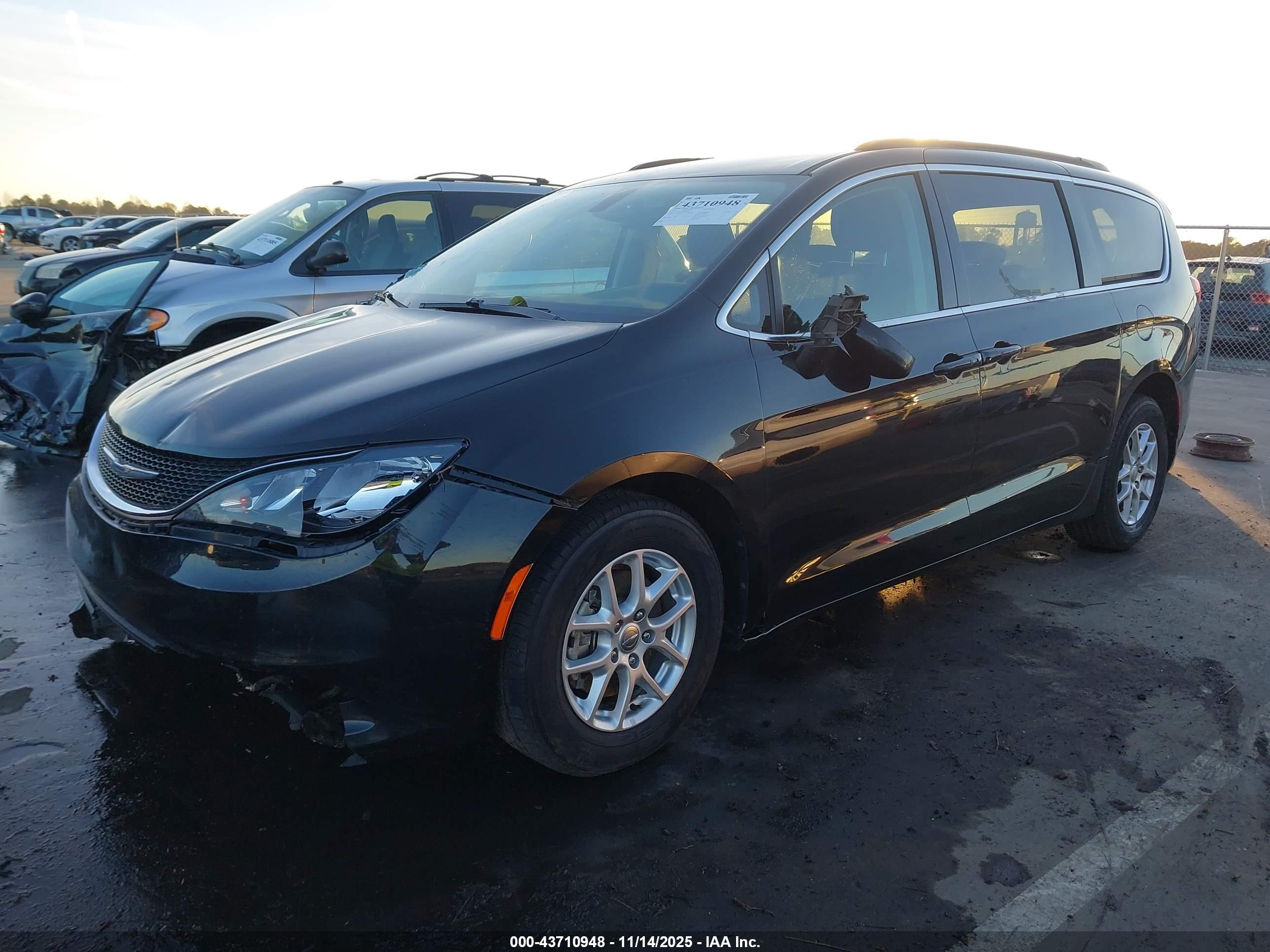 CHRYSLER VOYAGER image 2
