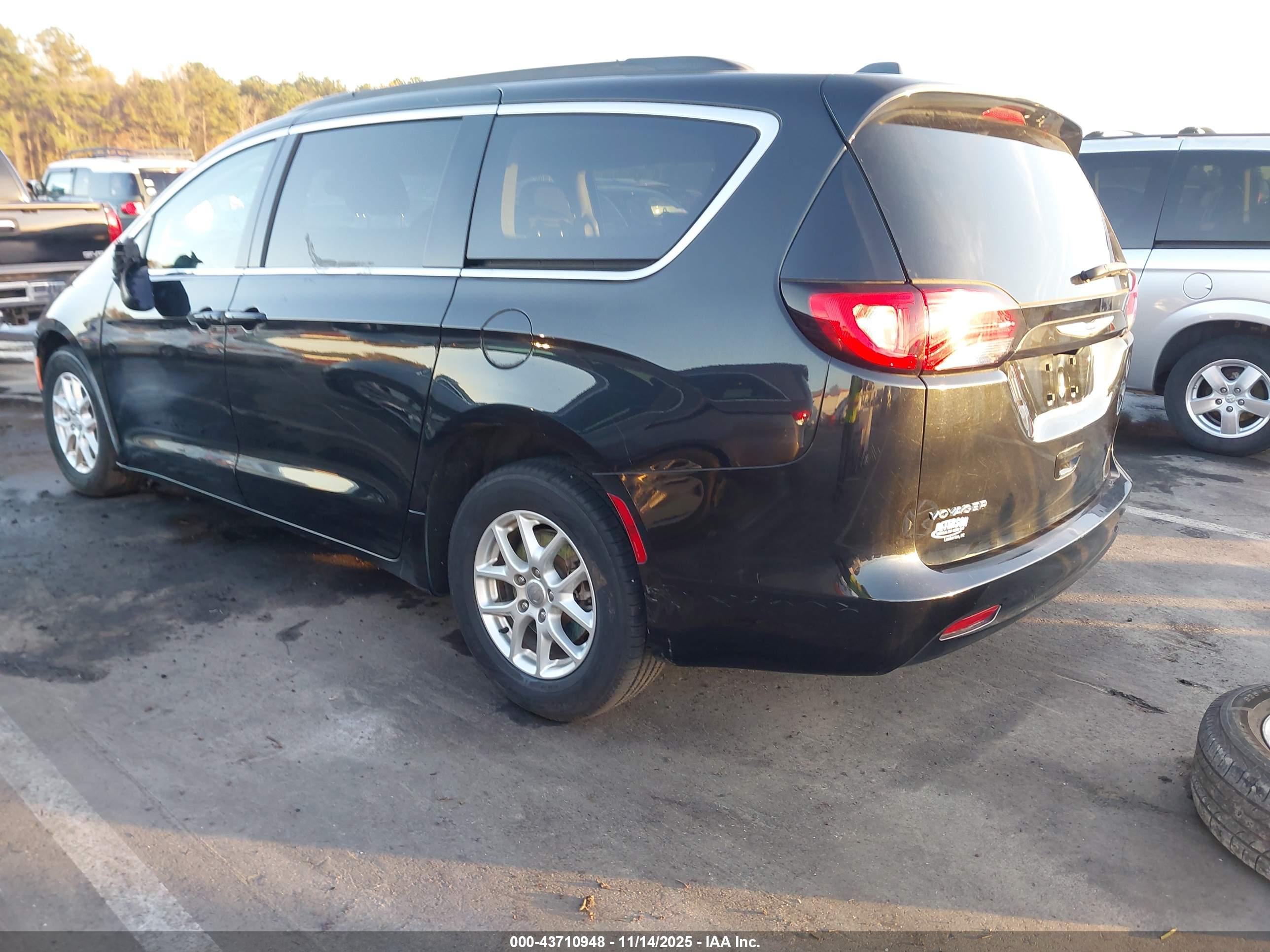 CHRYSLER VOYAGER image 3