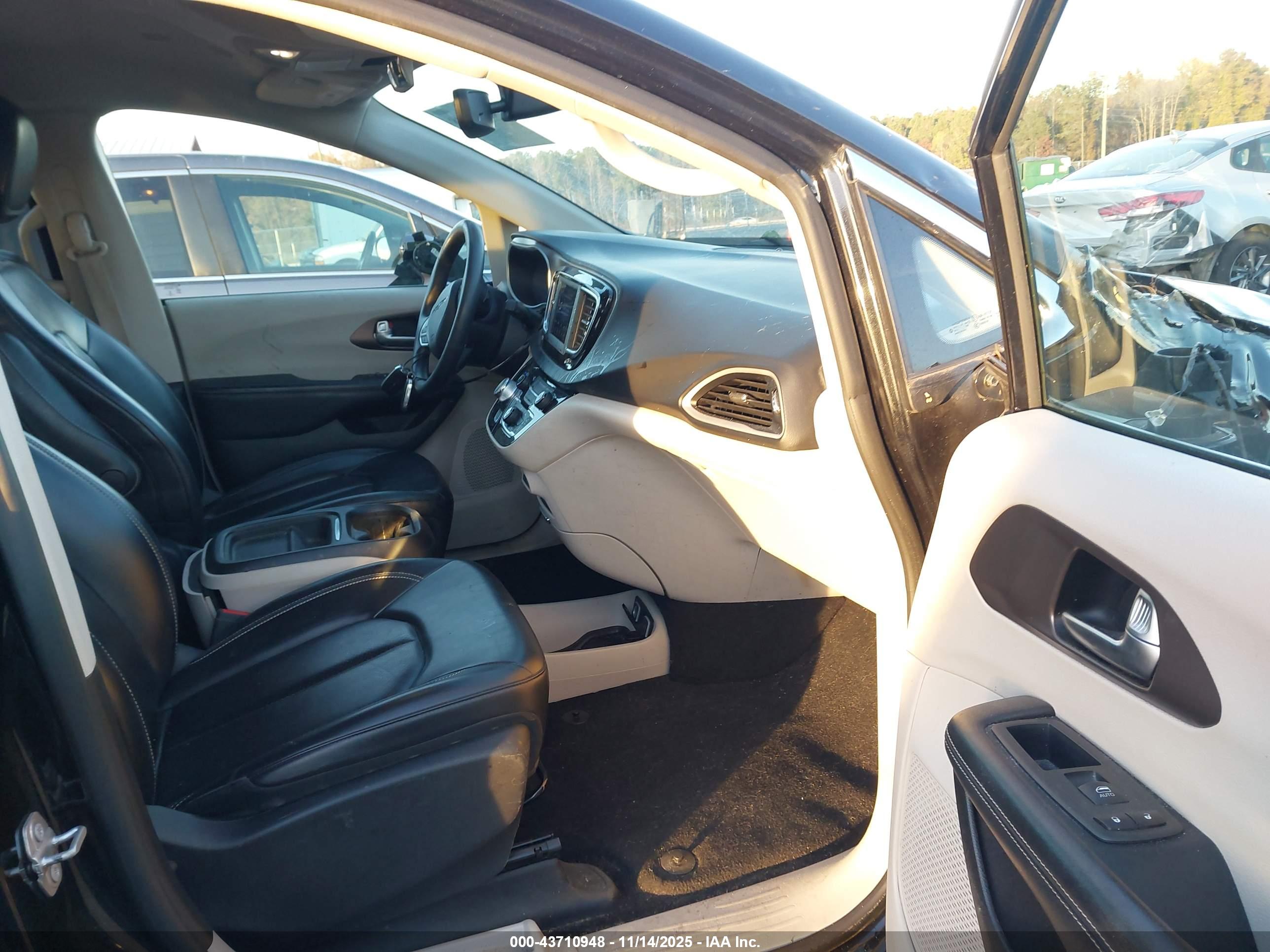 CHRYSLER VOYAGER image 5