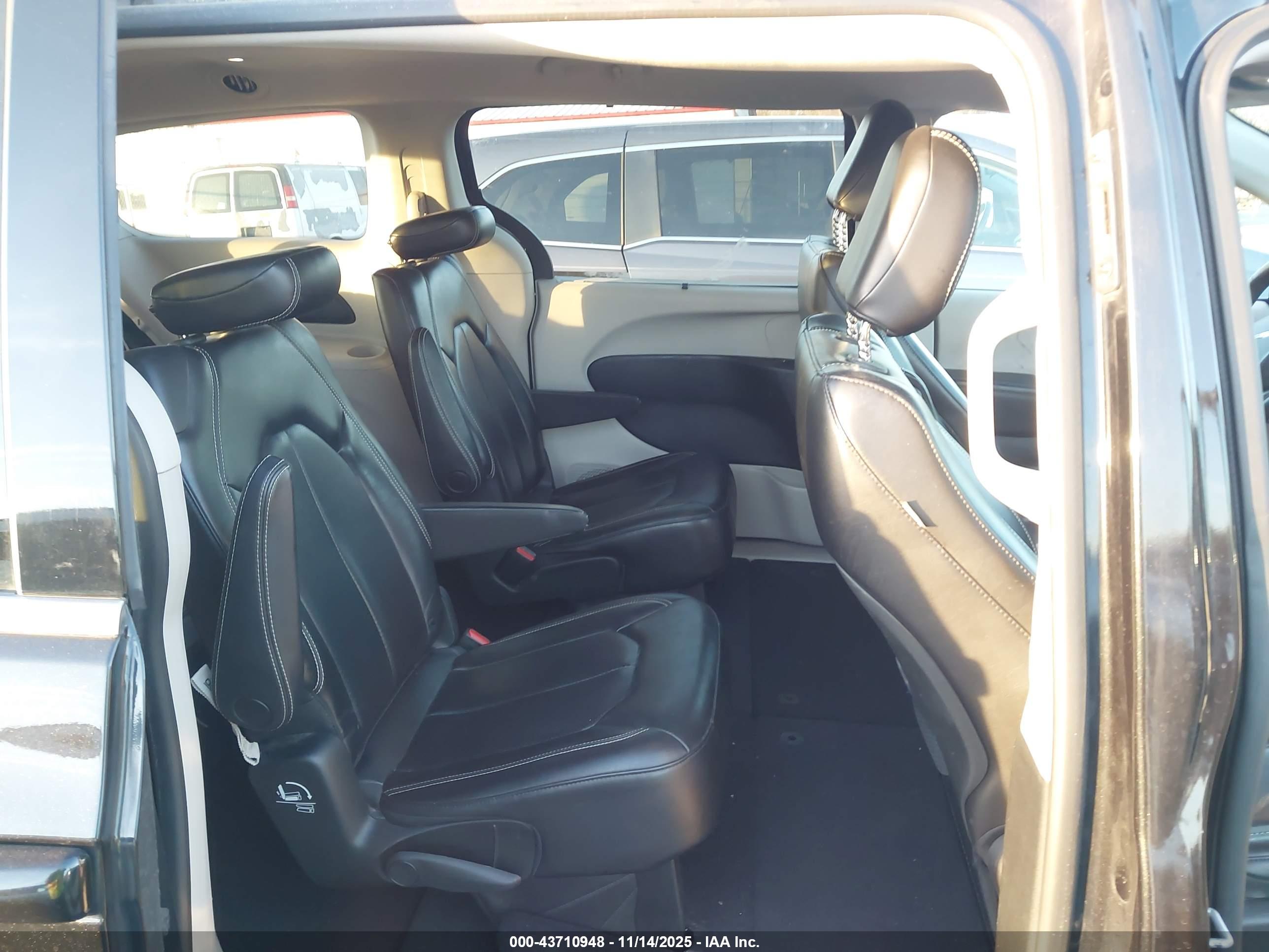CHRYSLER VOYAGER image 8