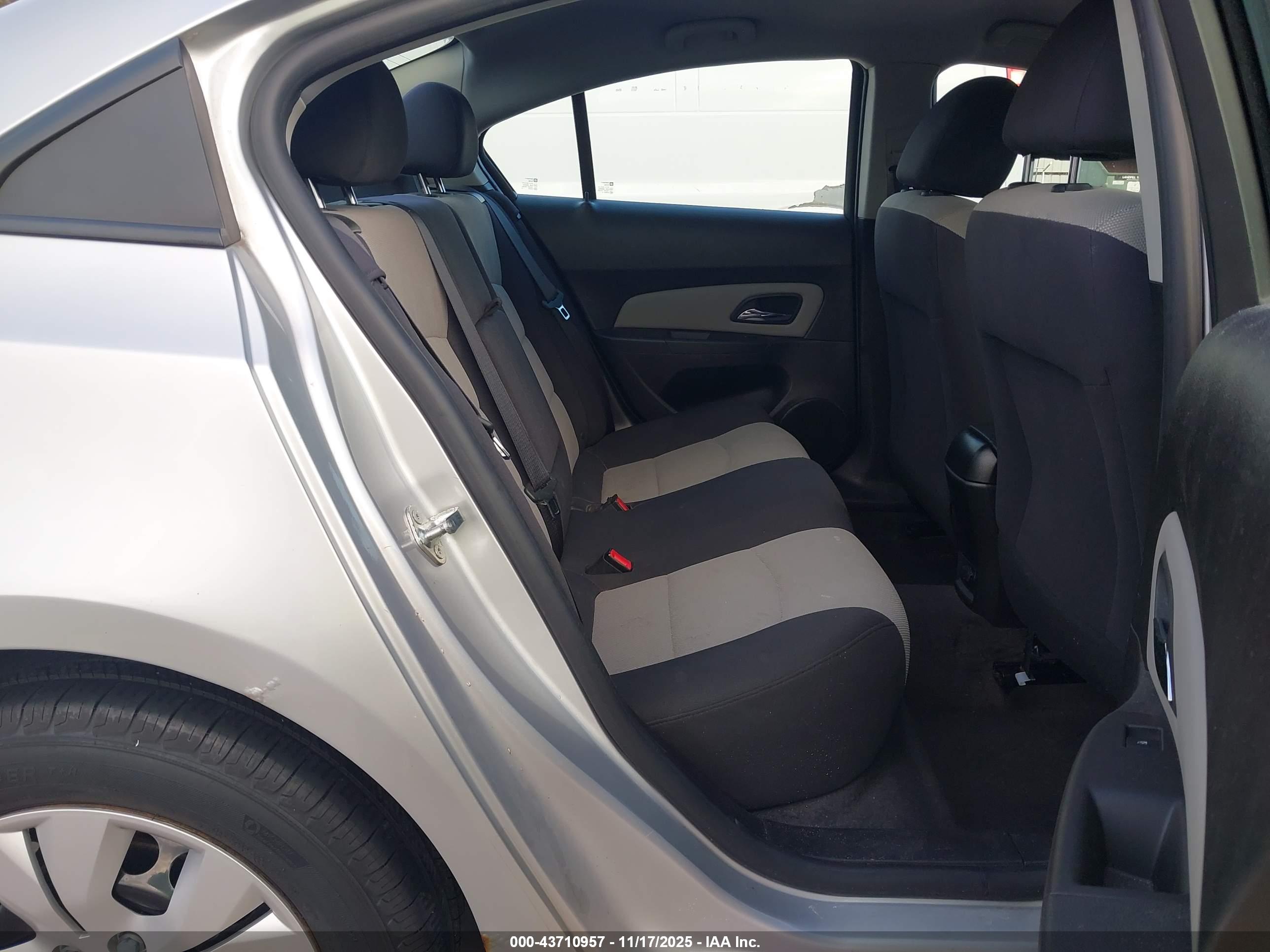 CHEVROLET CRUZE image 8