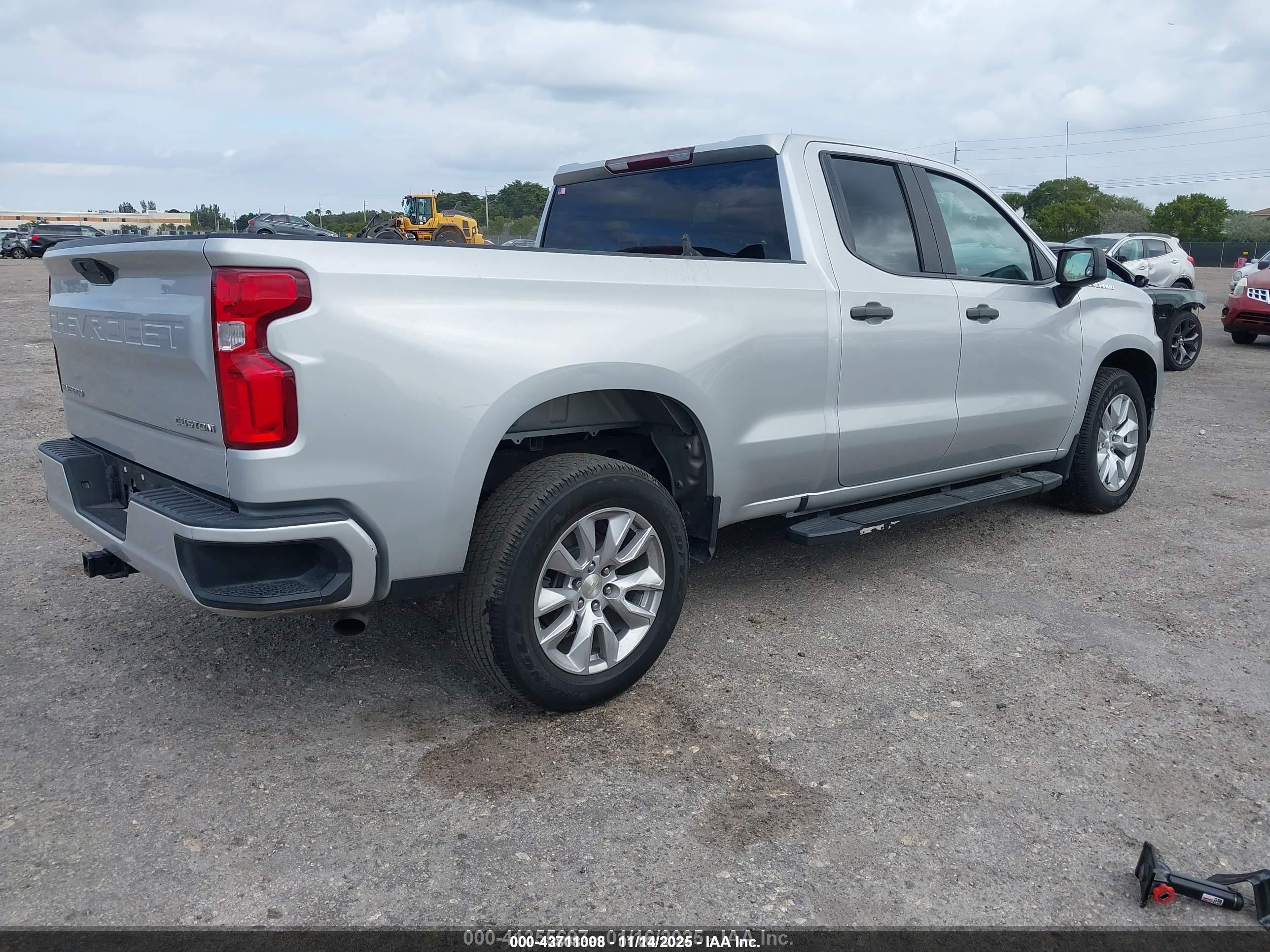 CHEVROLET SILVERADO image 4
