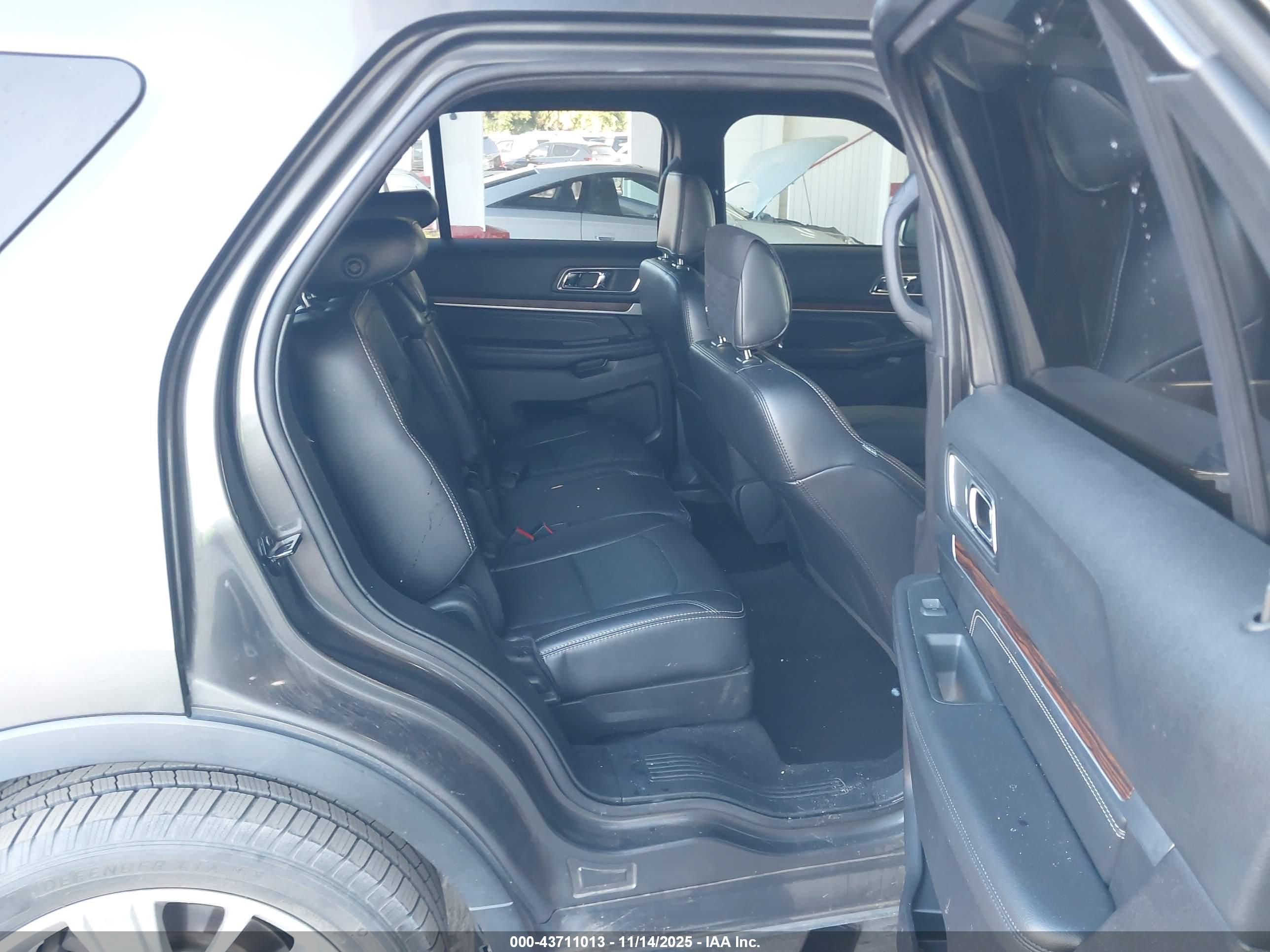 FORD EXPLORER image 8