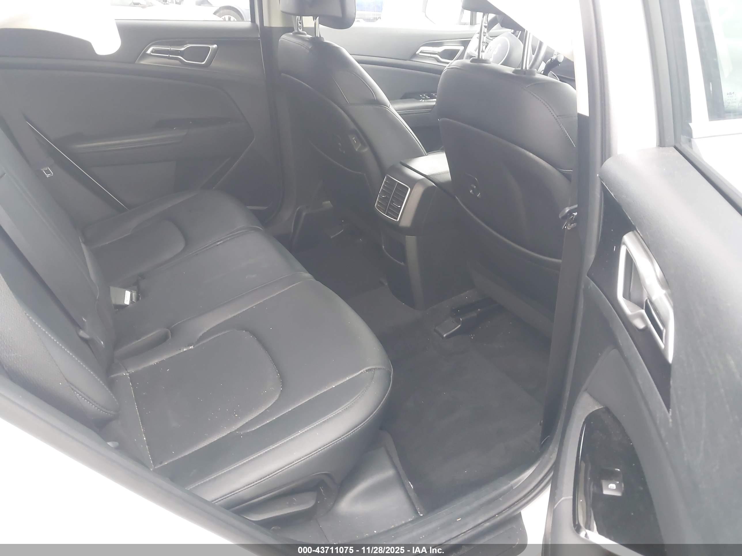 KIA SPORTAGE image 8