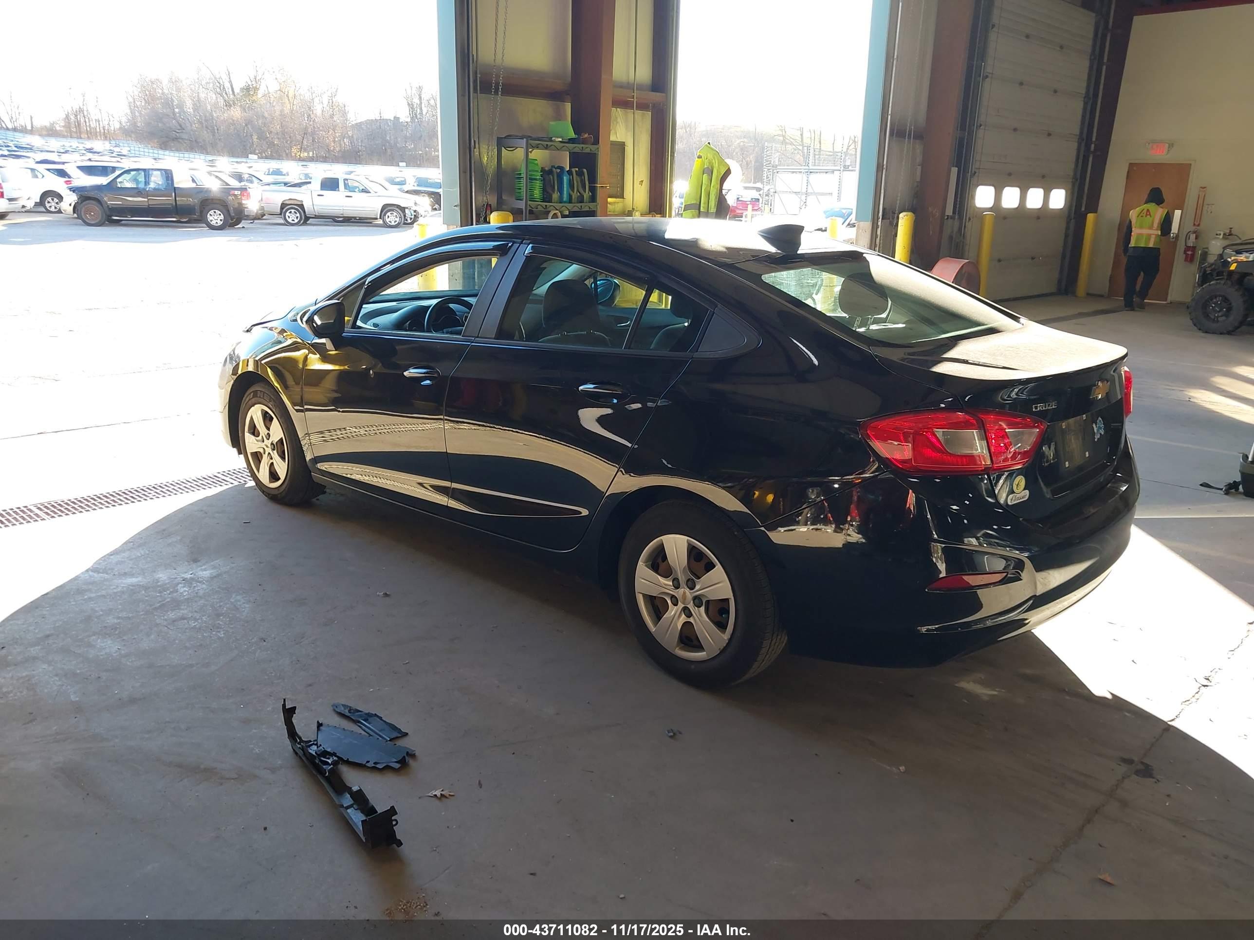 CHEVROLET CRUZE image 3