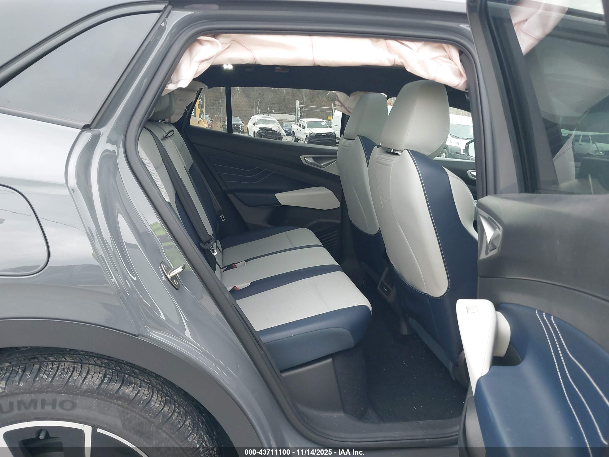 VOLKSWAGEN ID.4 image 8