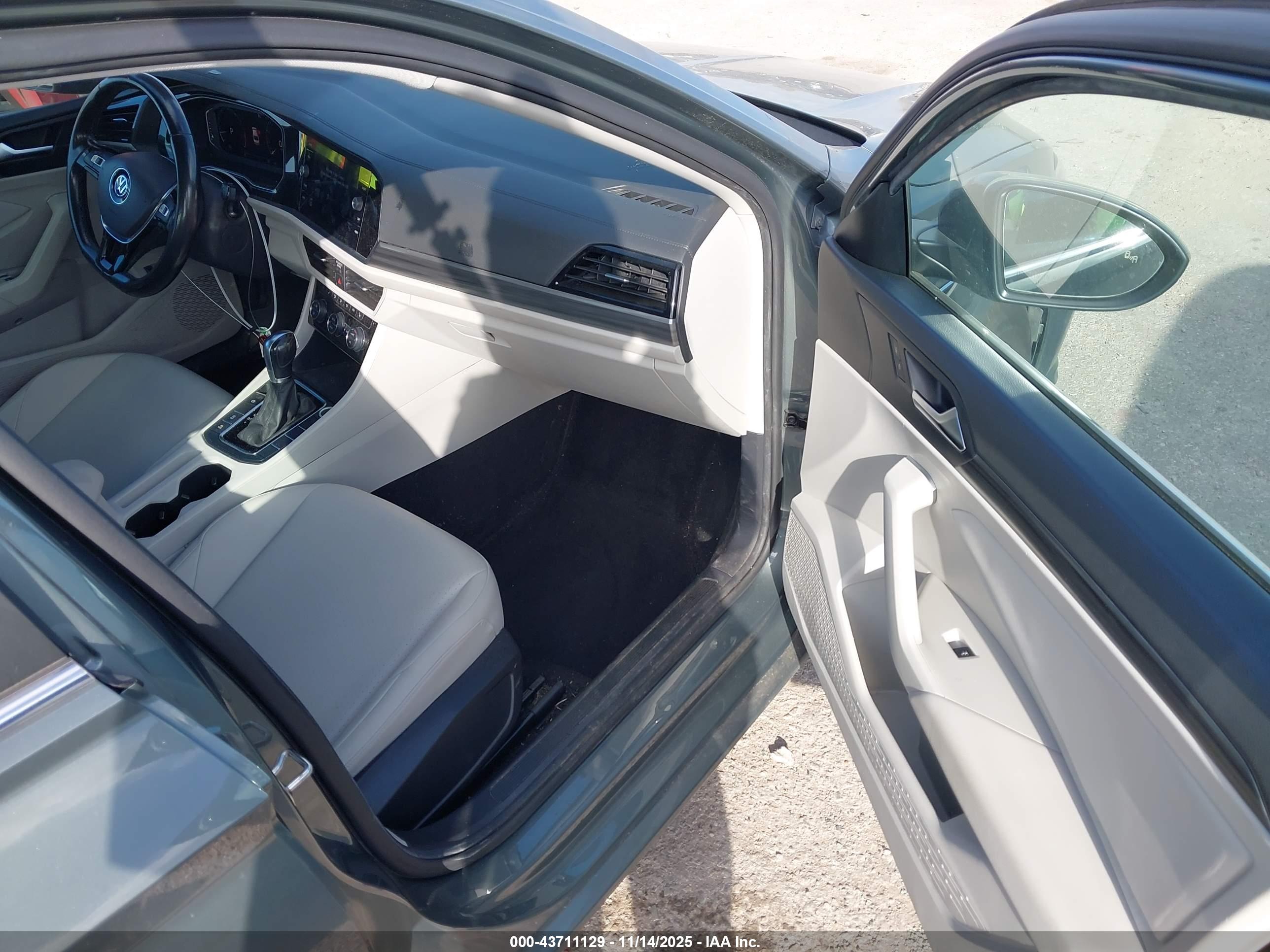 VOLKSWAGEN JETTA image 5
