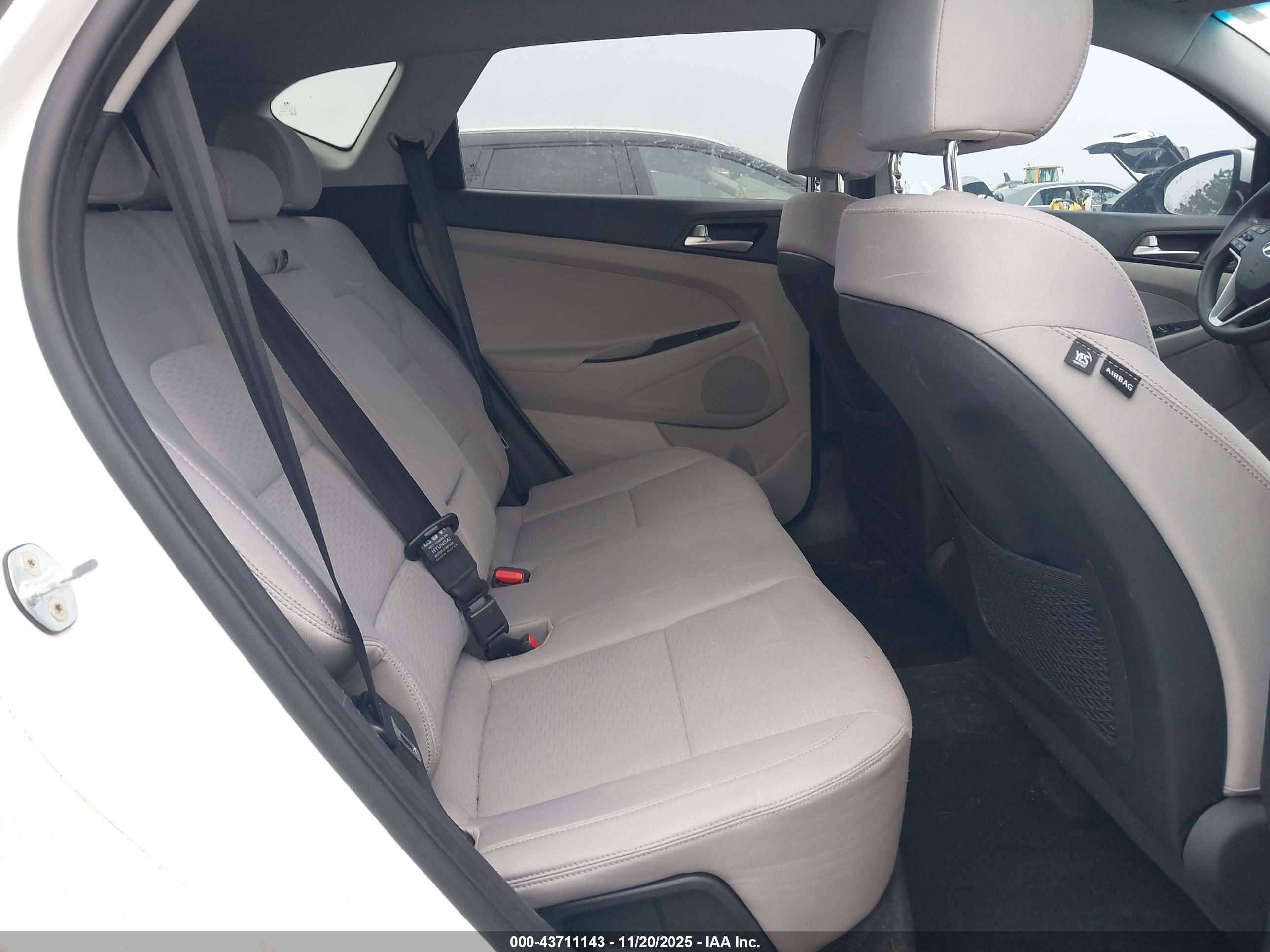 HYUNDAI TUCSON image 8