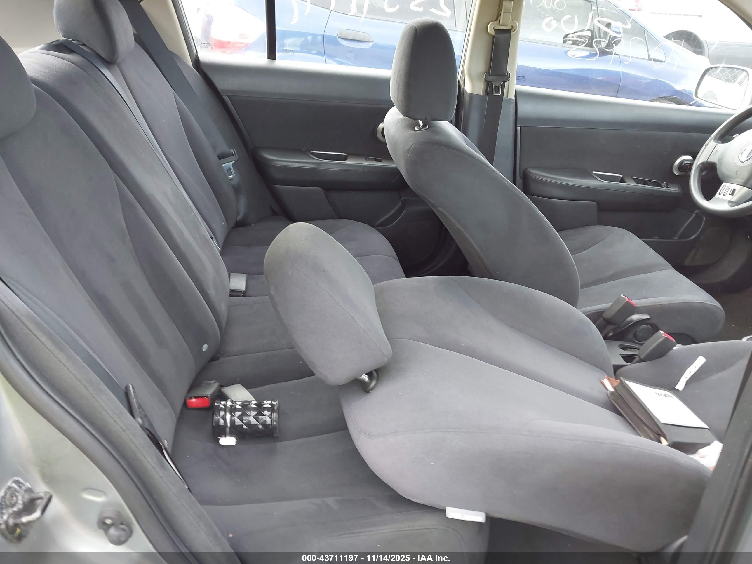 NISSAN VERSA image 8