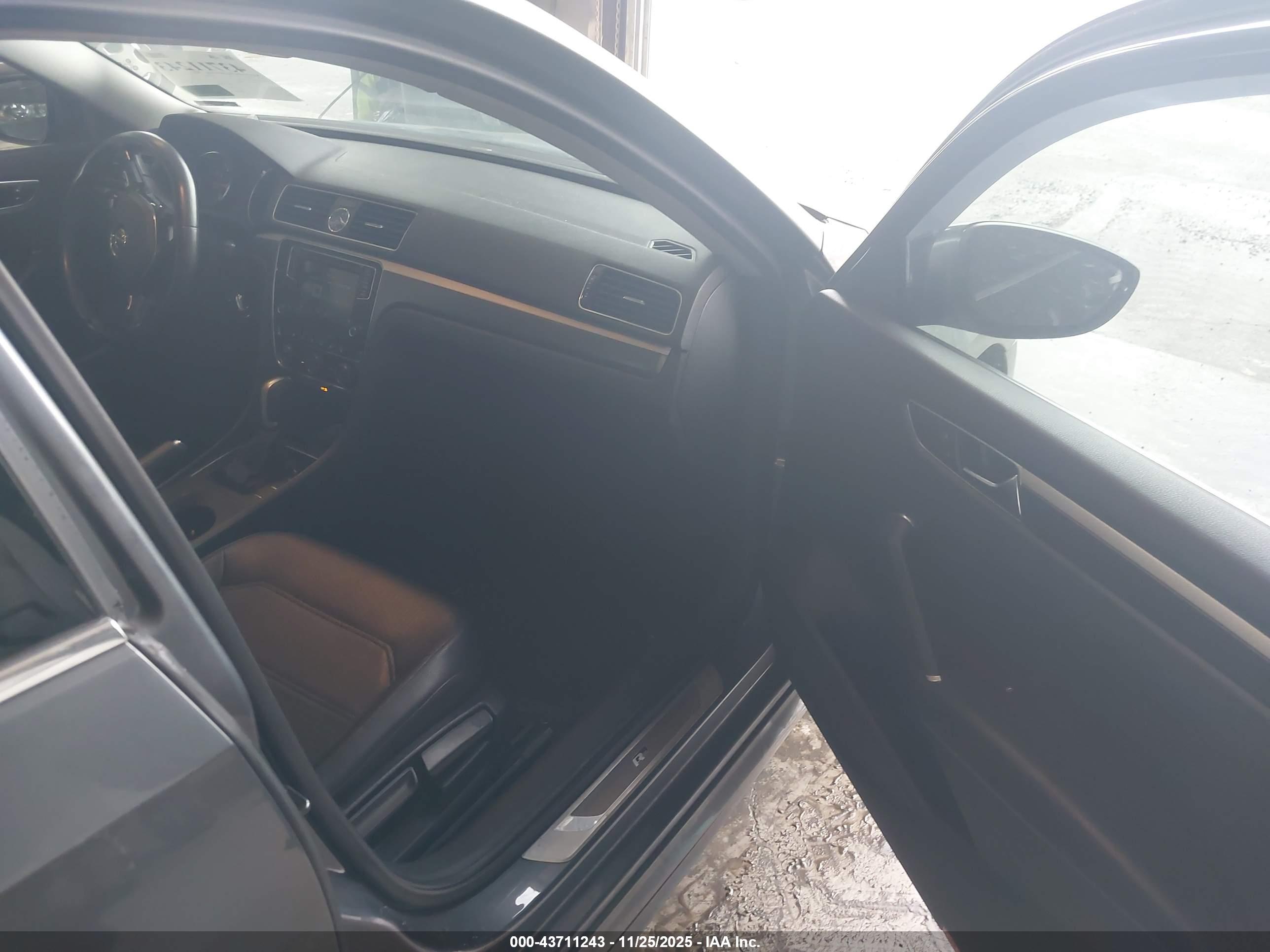 VOLKSWAGEN PASSAT image 5