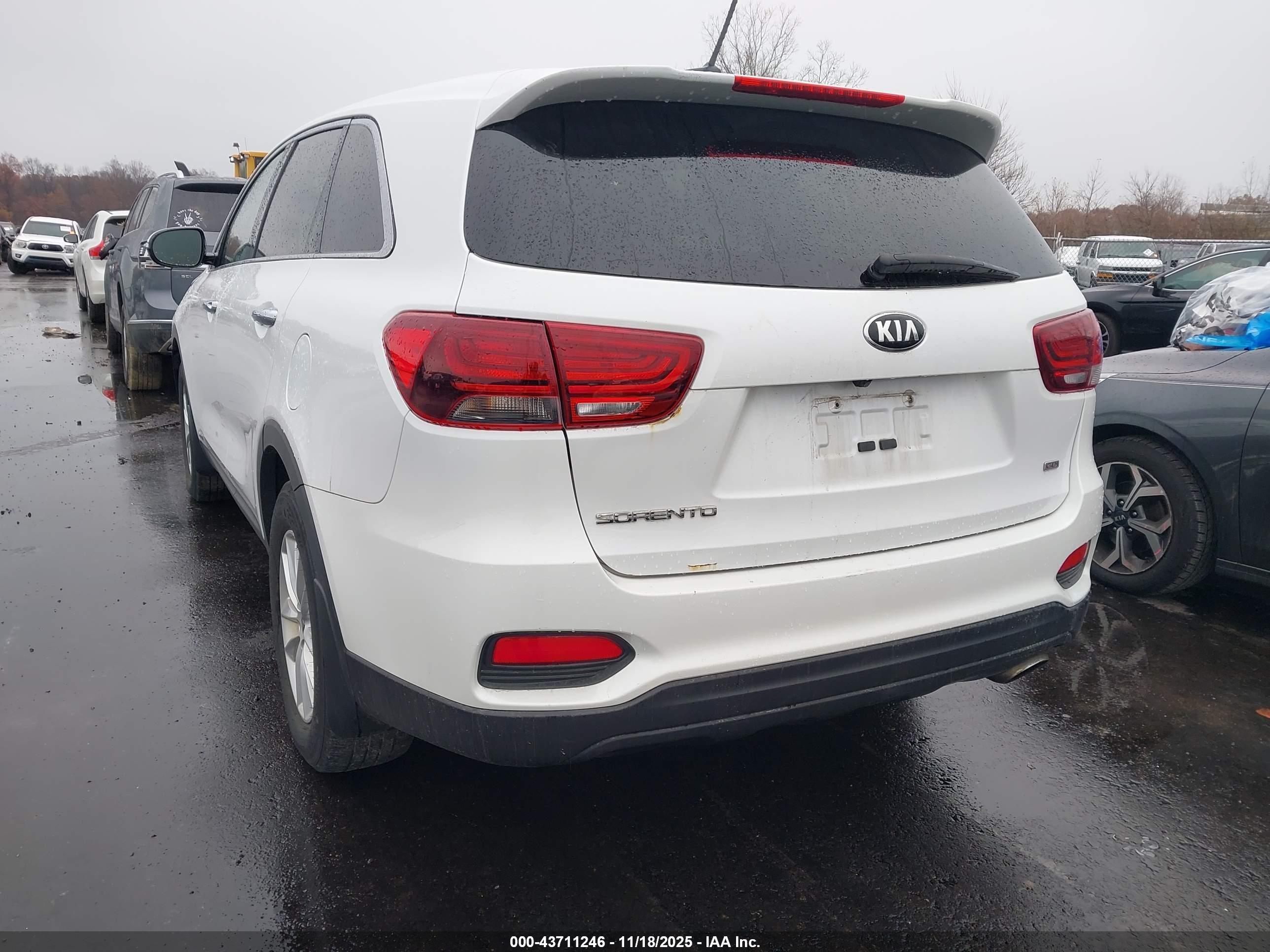 KIA SORENTO image 3