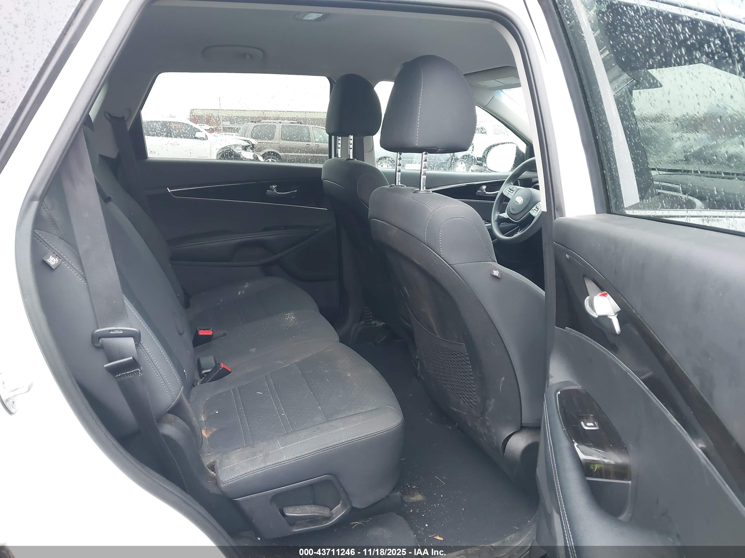 KIA SORENTO image 8