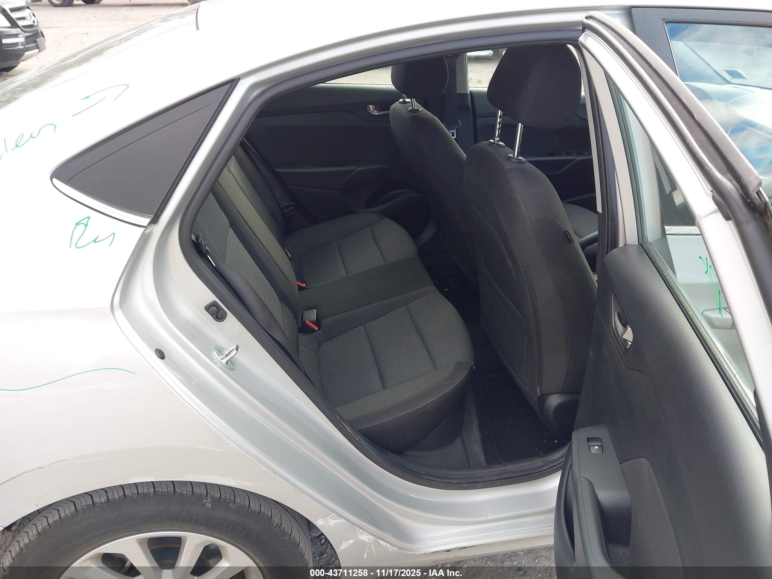 HYUNDAI ACCENT image 8