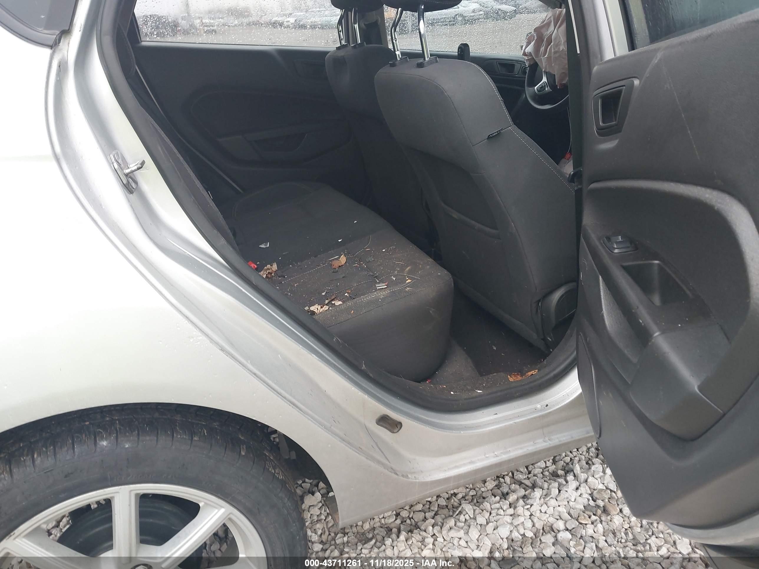 FORD FIESTA image 8