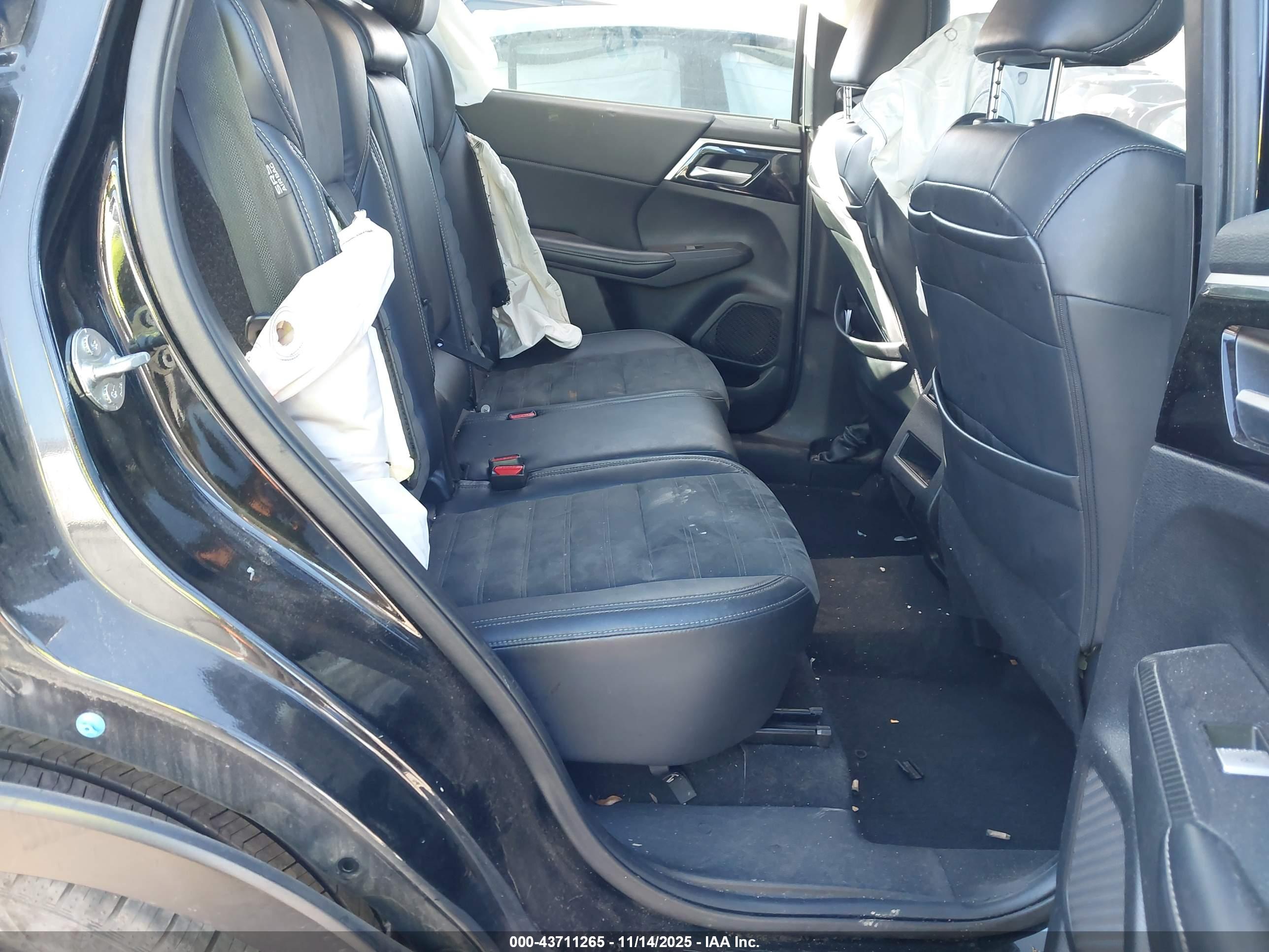 MITSUBISHI OUTLANDER image 8