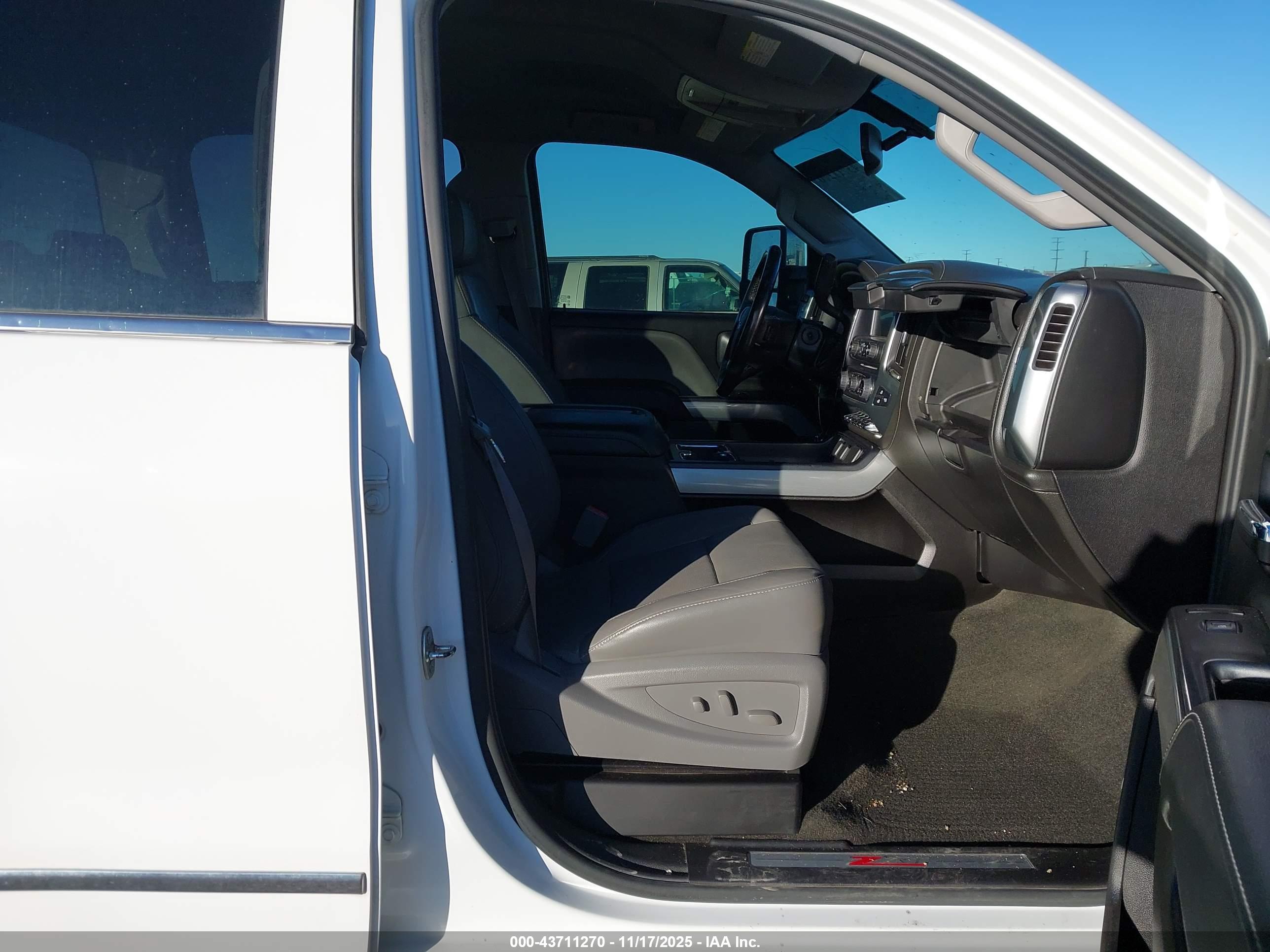 CHEVROLET SILVERADO image 5