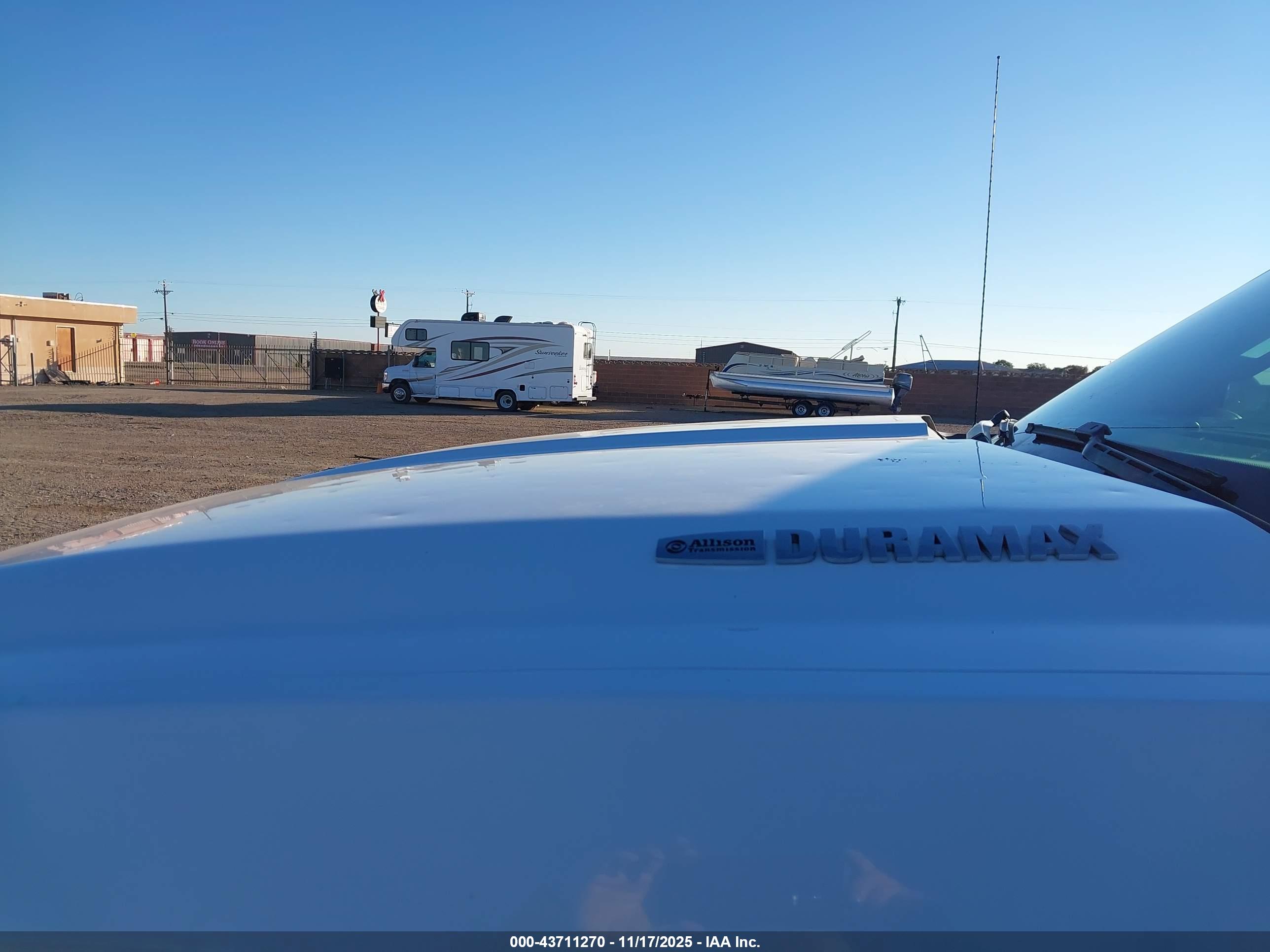 CHEVROLET SILVERADO image 6