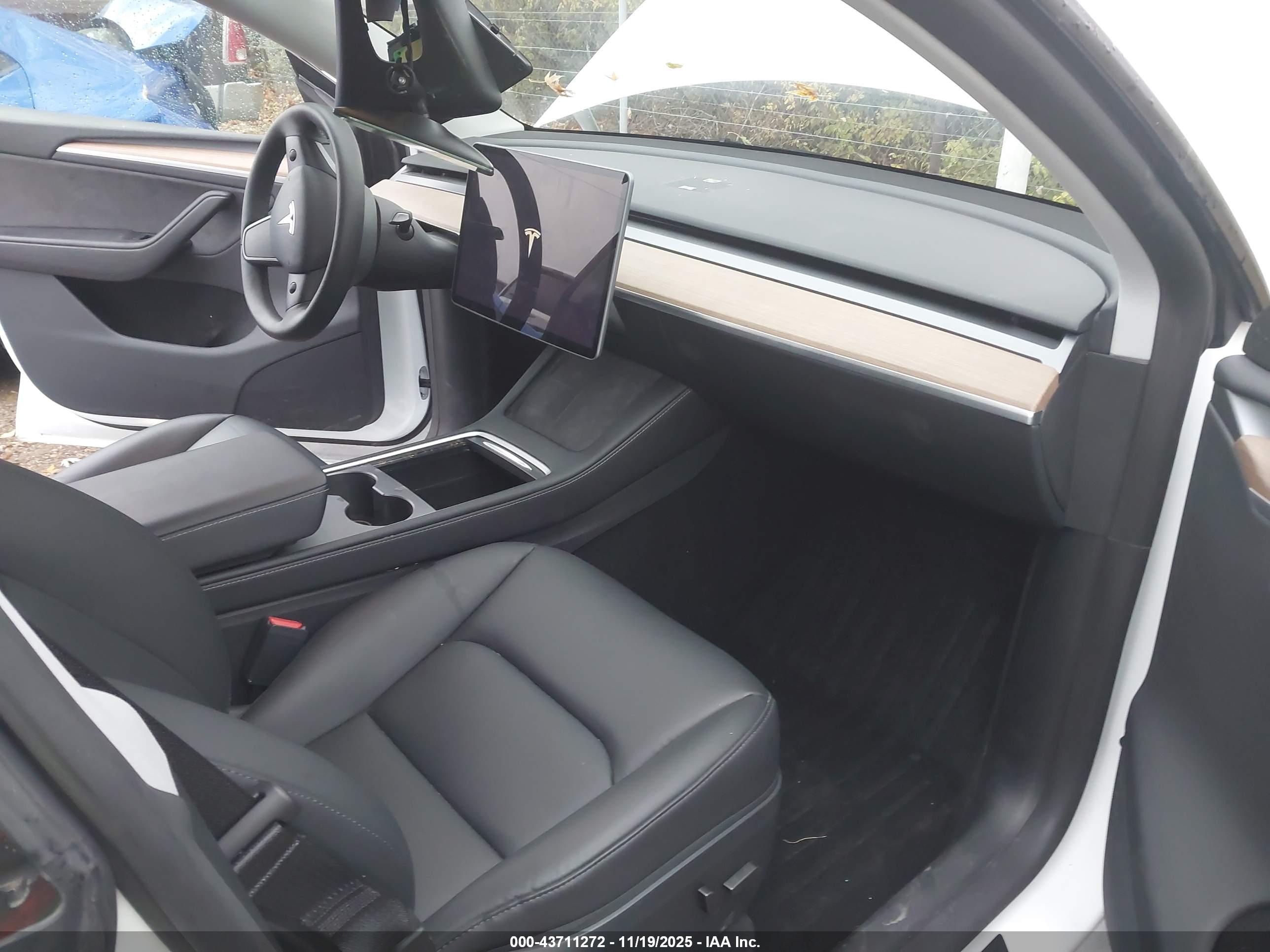 TESLA MODEL image 5