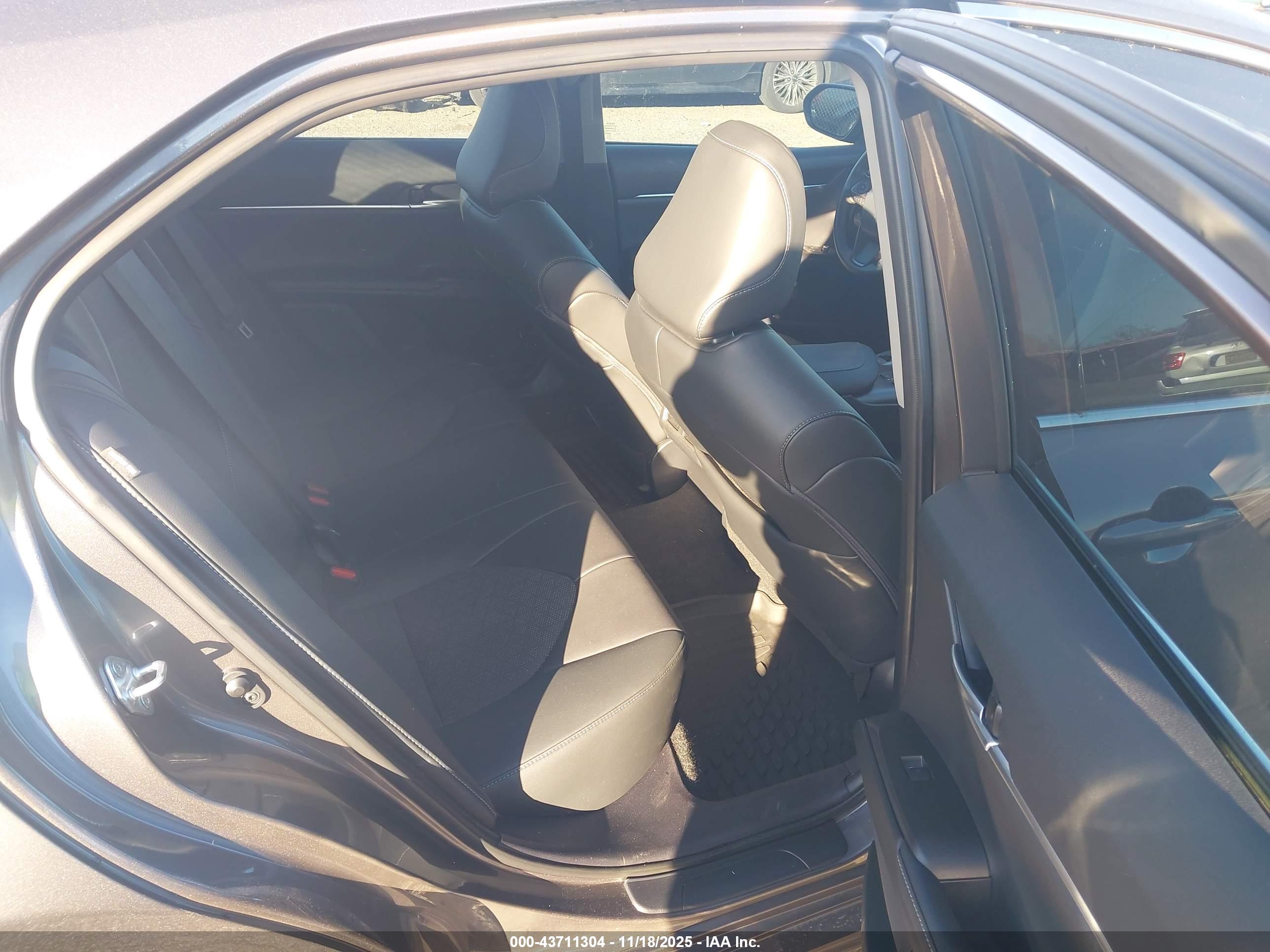 TOYOTA CAMRY image 8