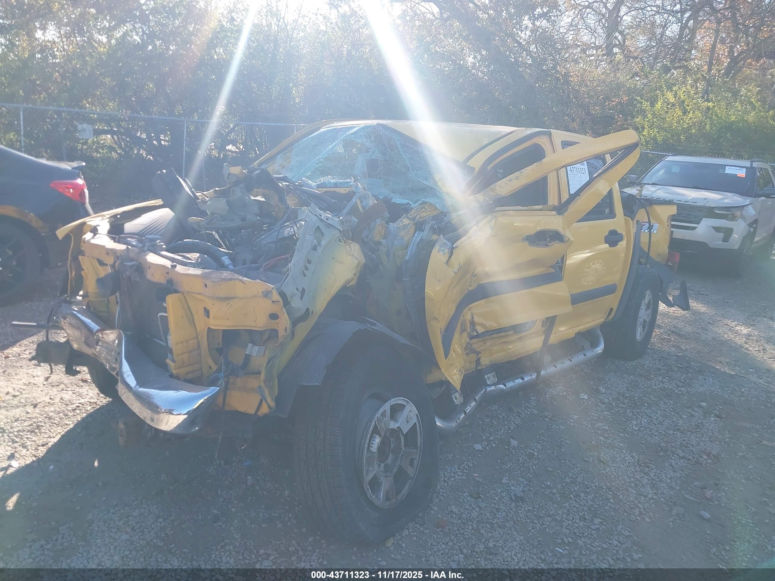 CHEVROLET COLORADO image 2