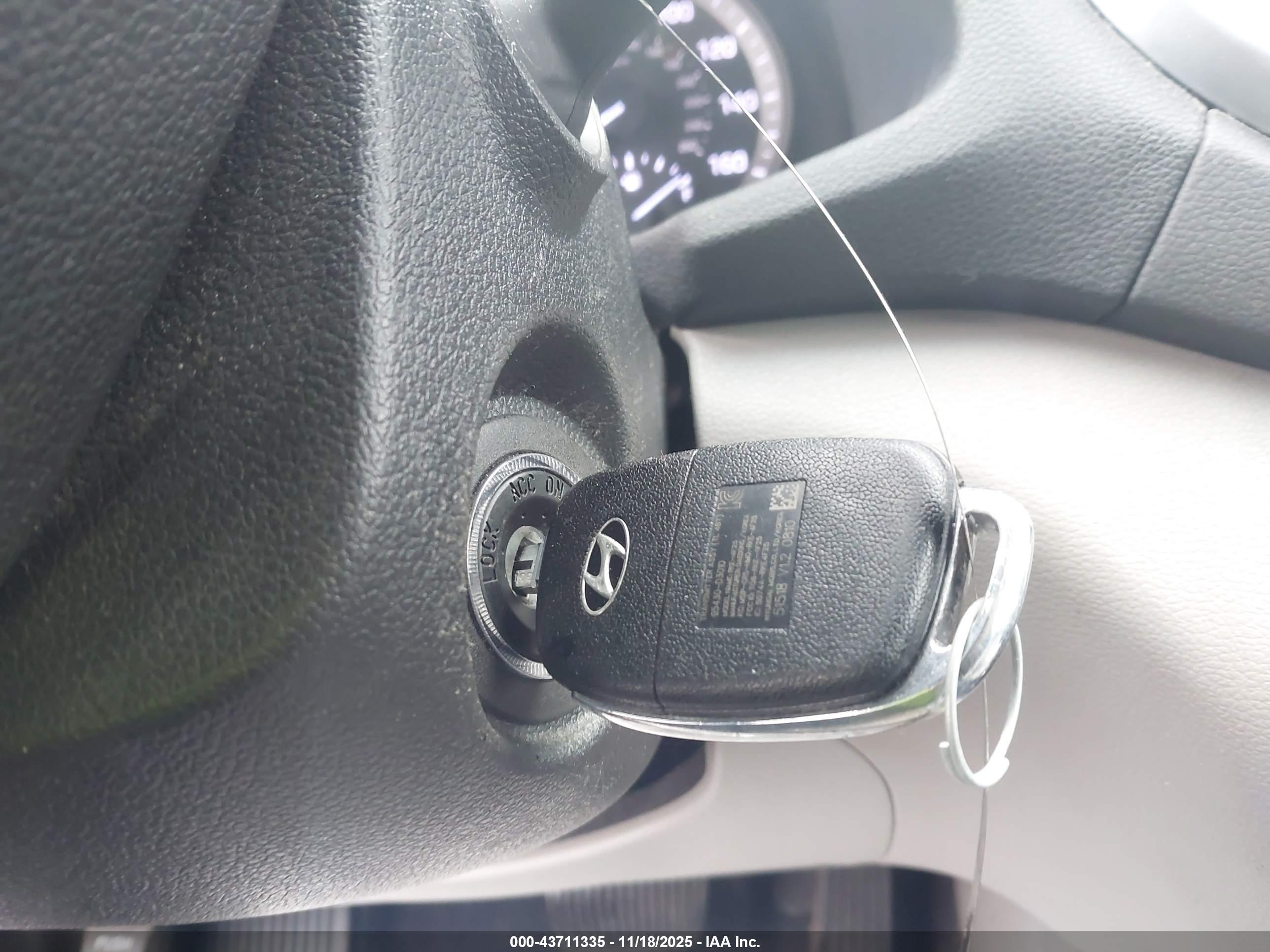 HYUNDAI TUCSON image 11