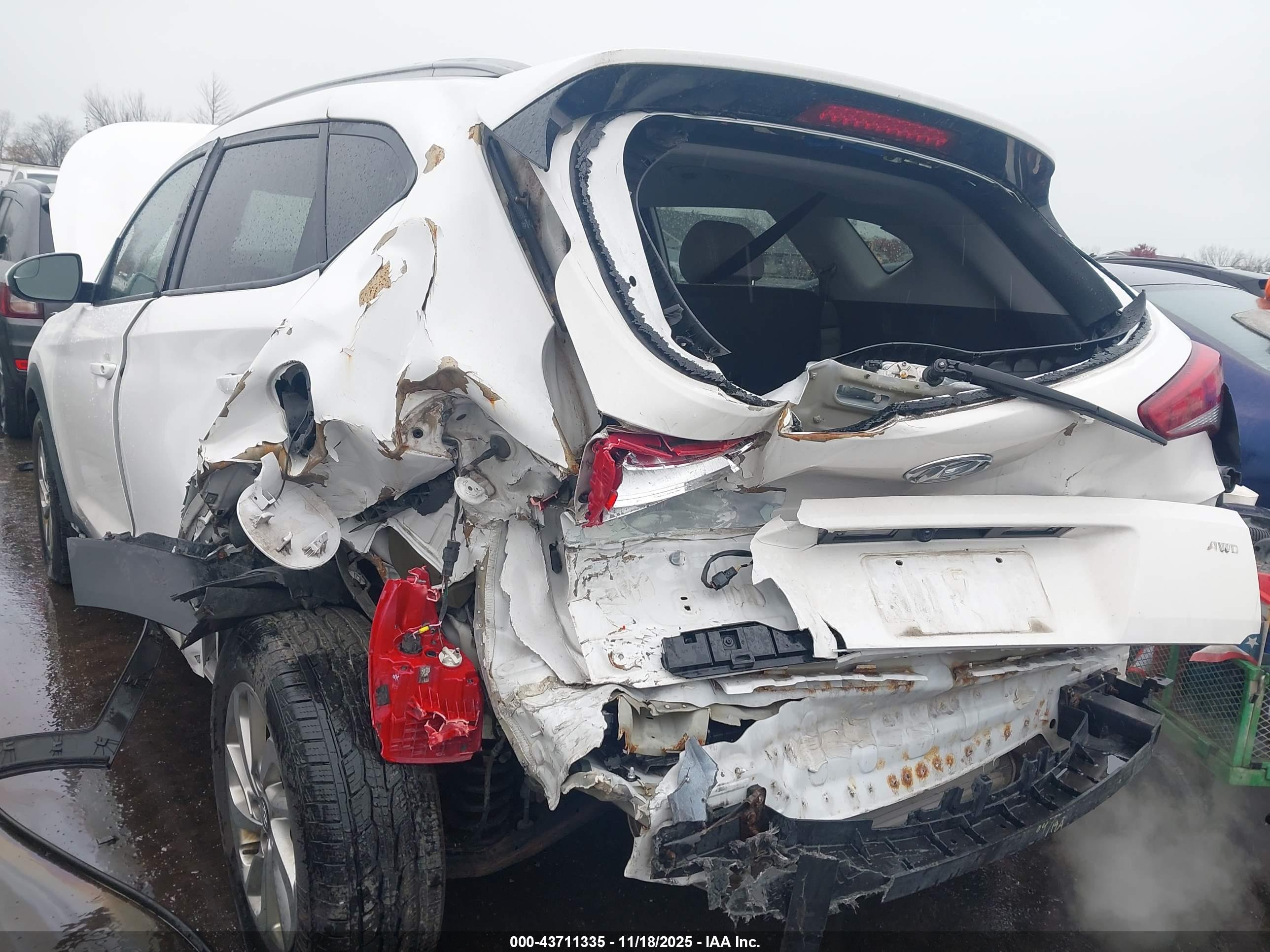 HYUNDAI TUCSON image 6