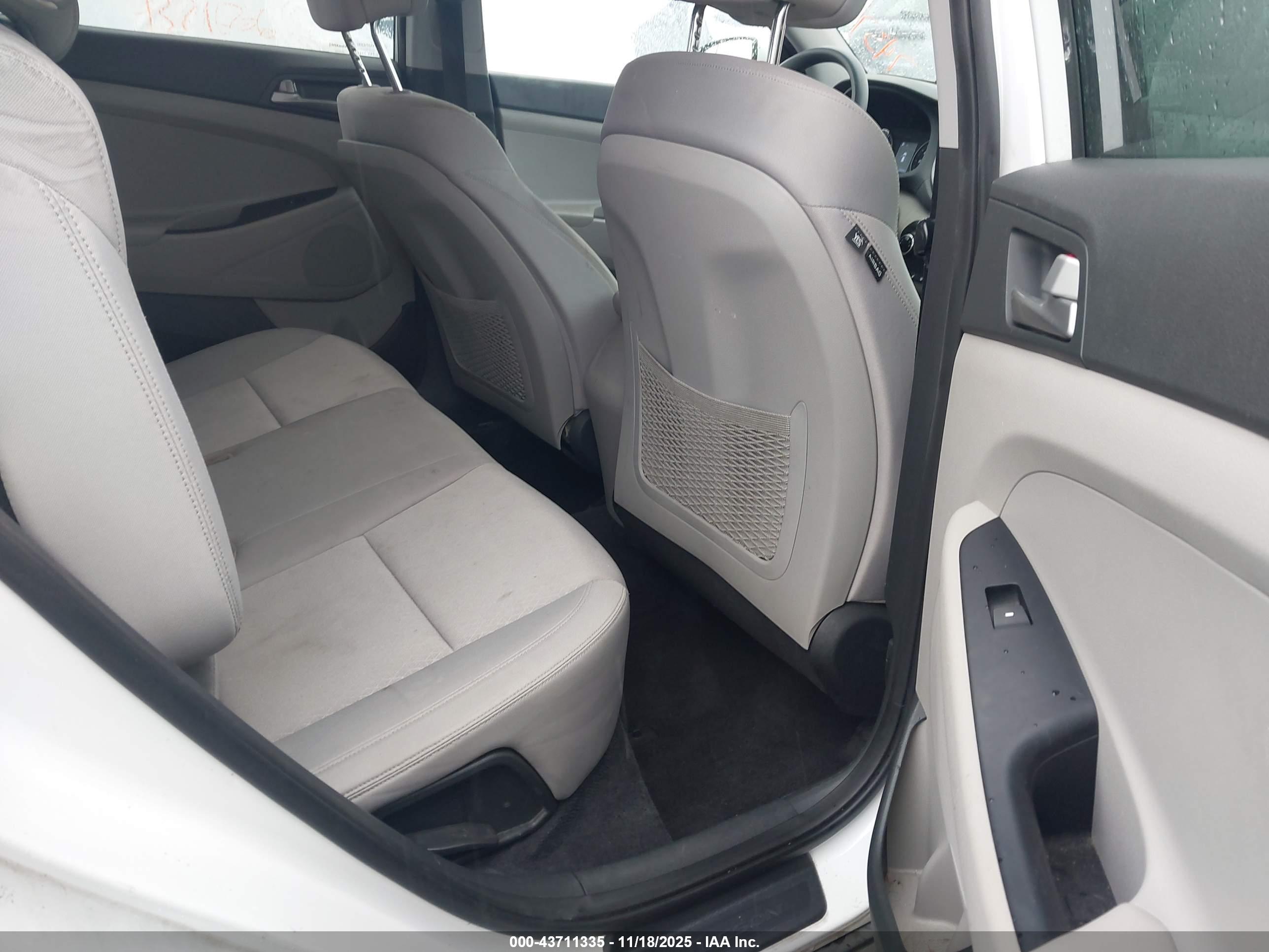 HYUNDAI TUCSON image 8