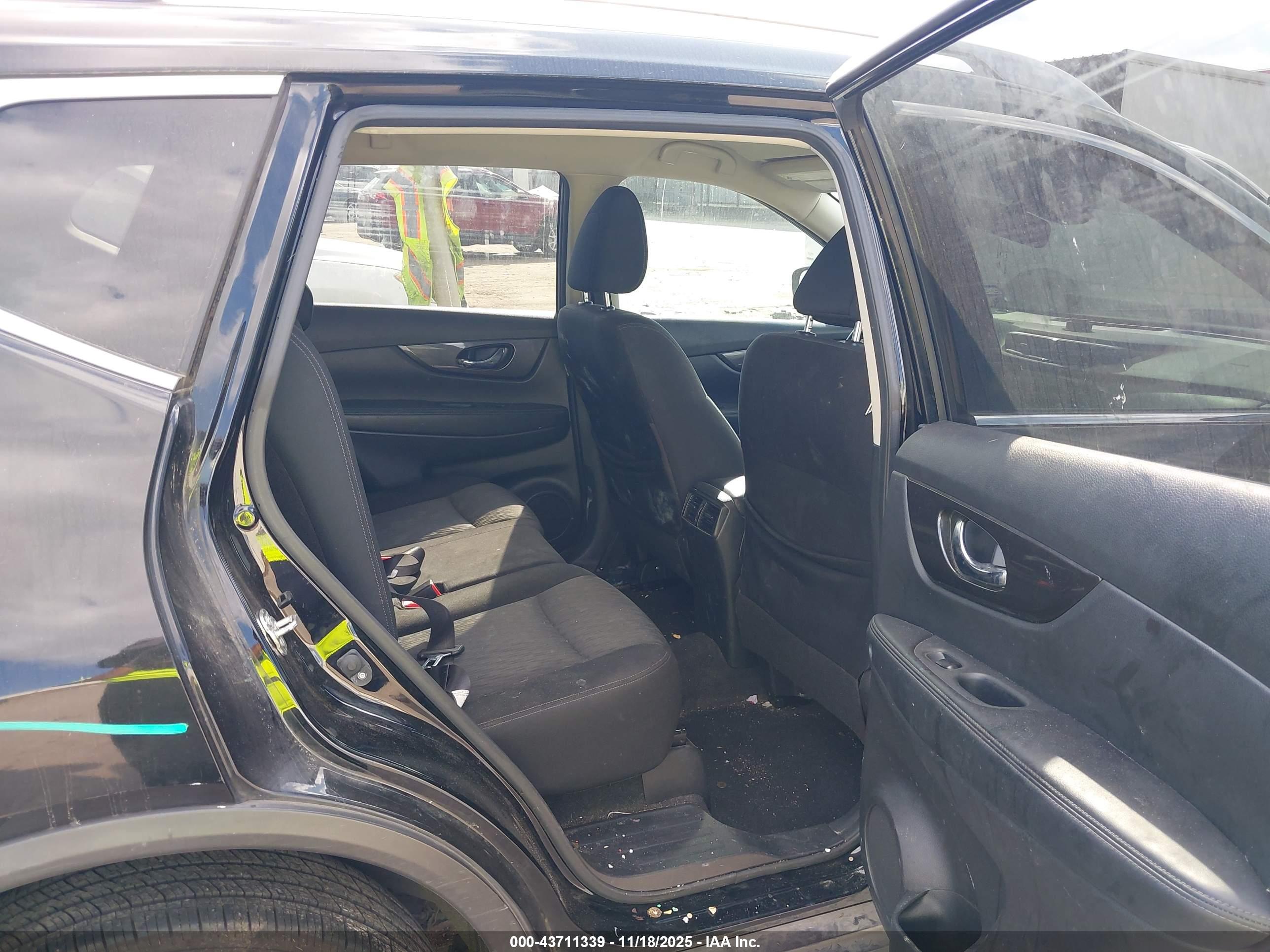 NISSAN ROGUE image 8