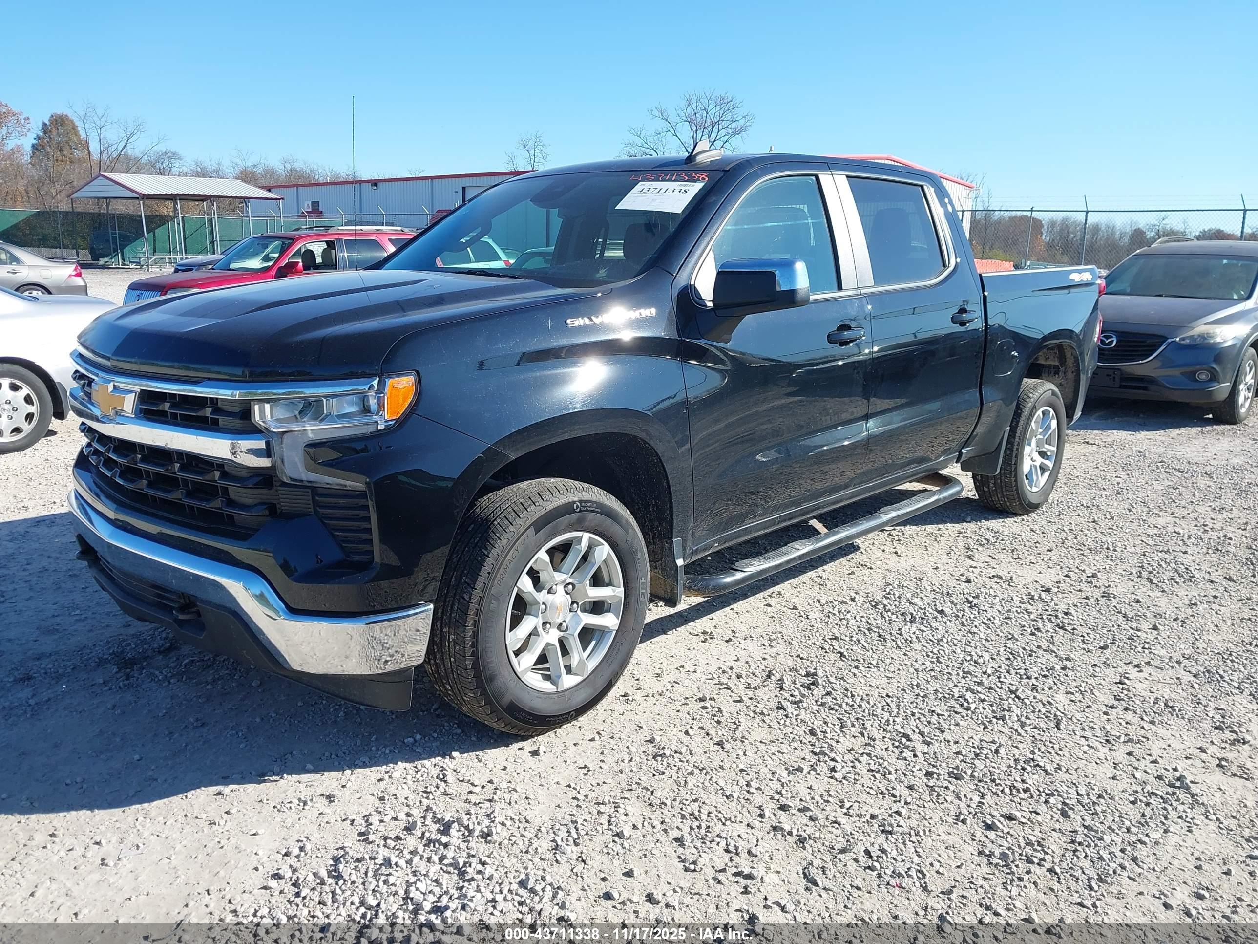 CHEVROLET SILVERADO image 2