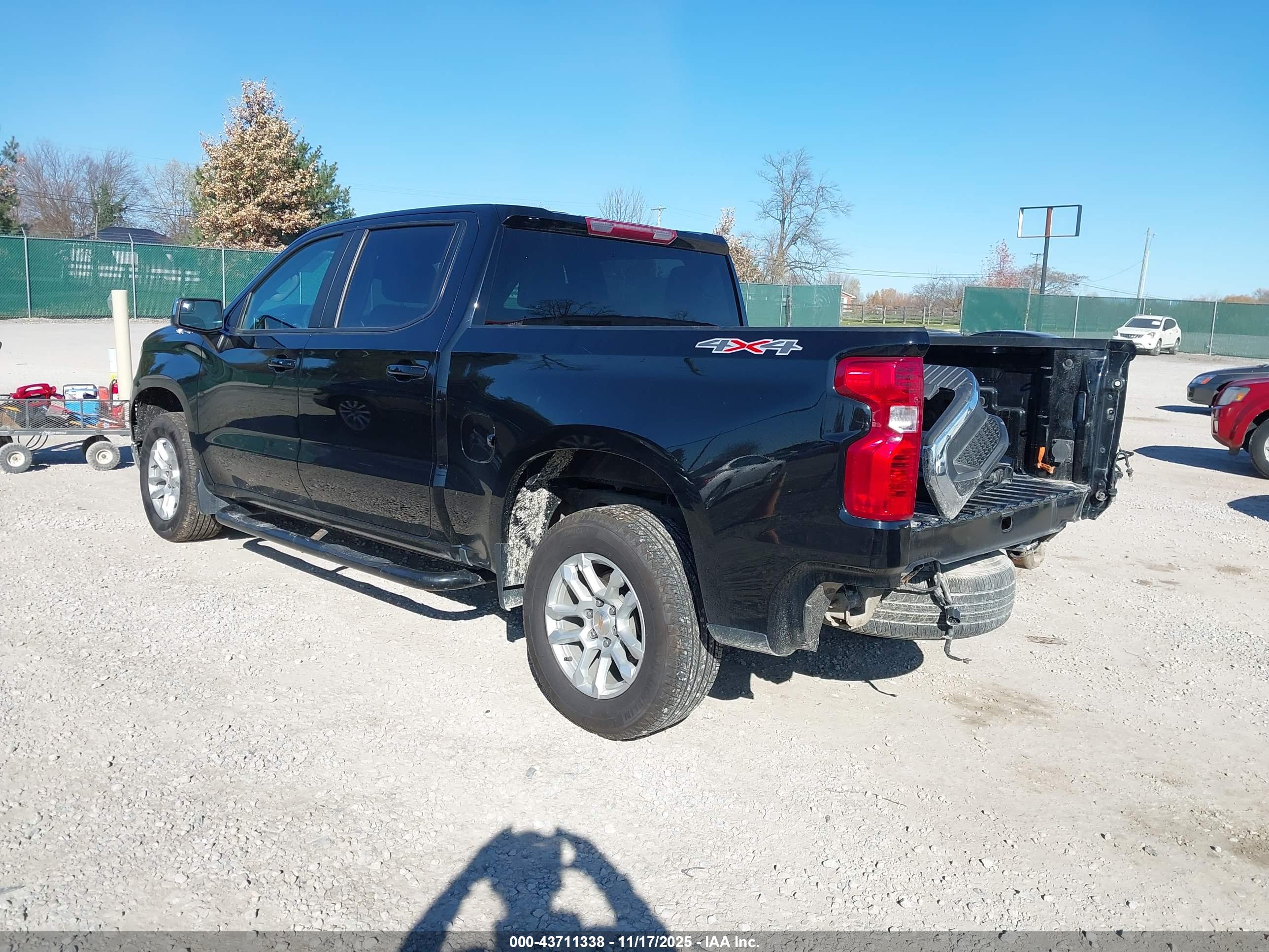 CHEVROLET SILVERADO image 3