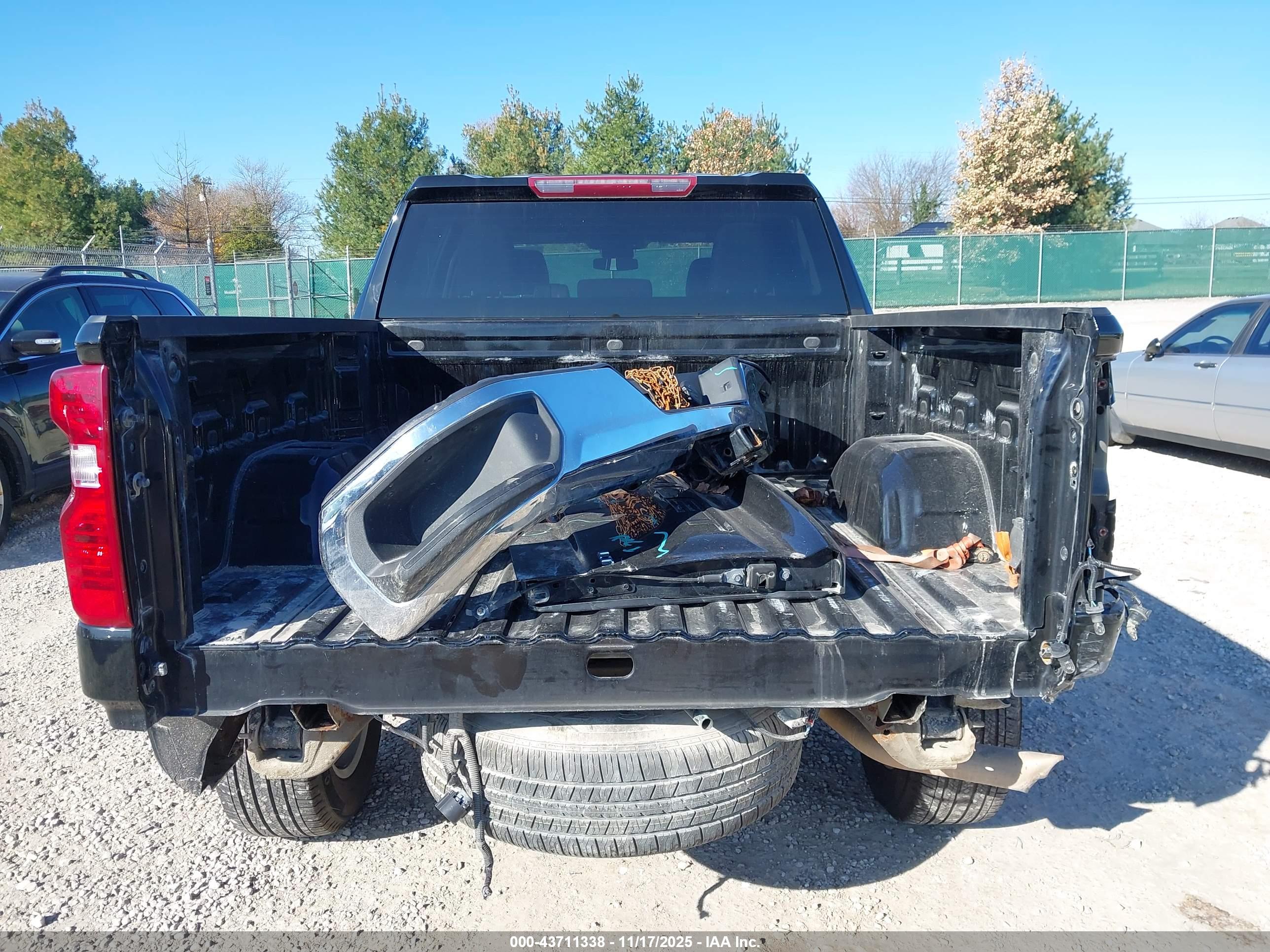 CHEVROLET SILVERADO image 6
