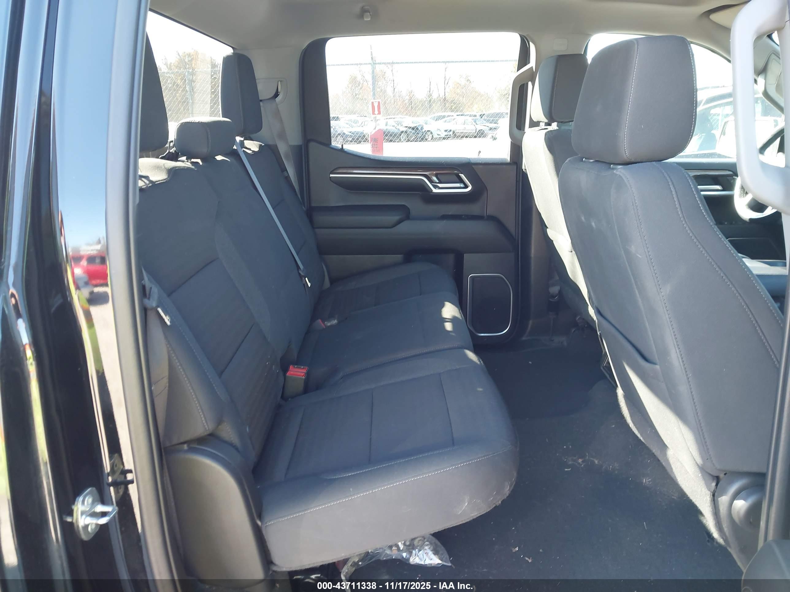 CHEVROLET SILVERADO image 8