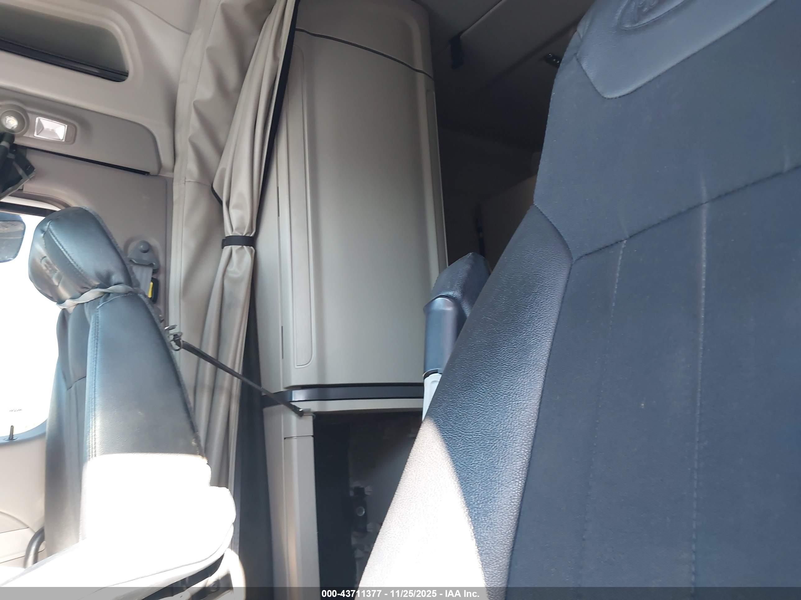 PETERBILT 579 image 8