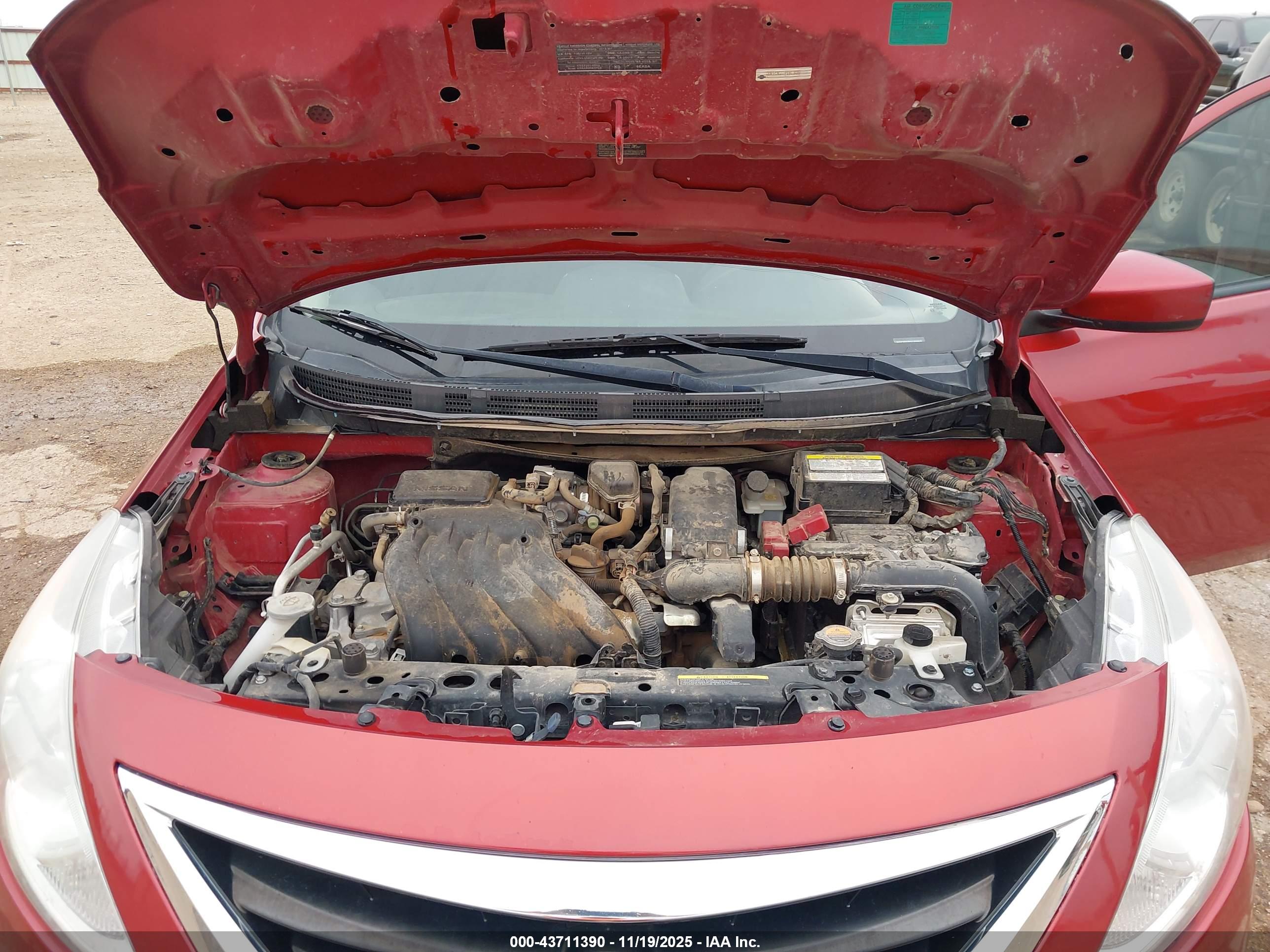 NISSAN VERSA image 10