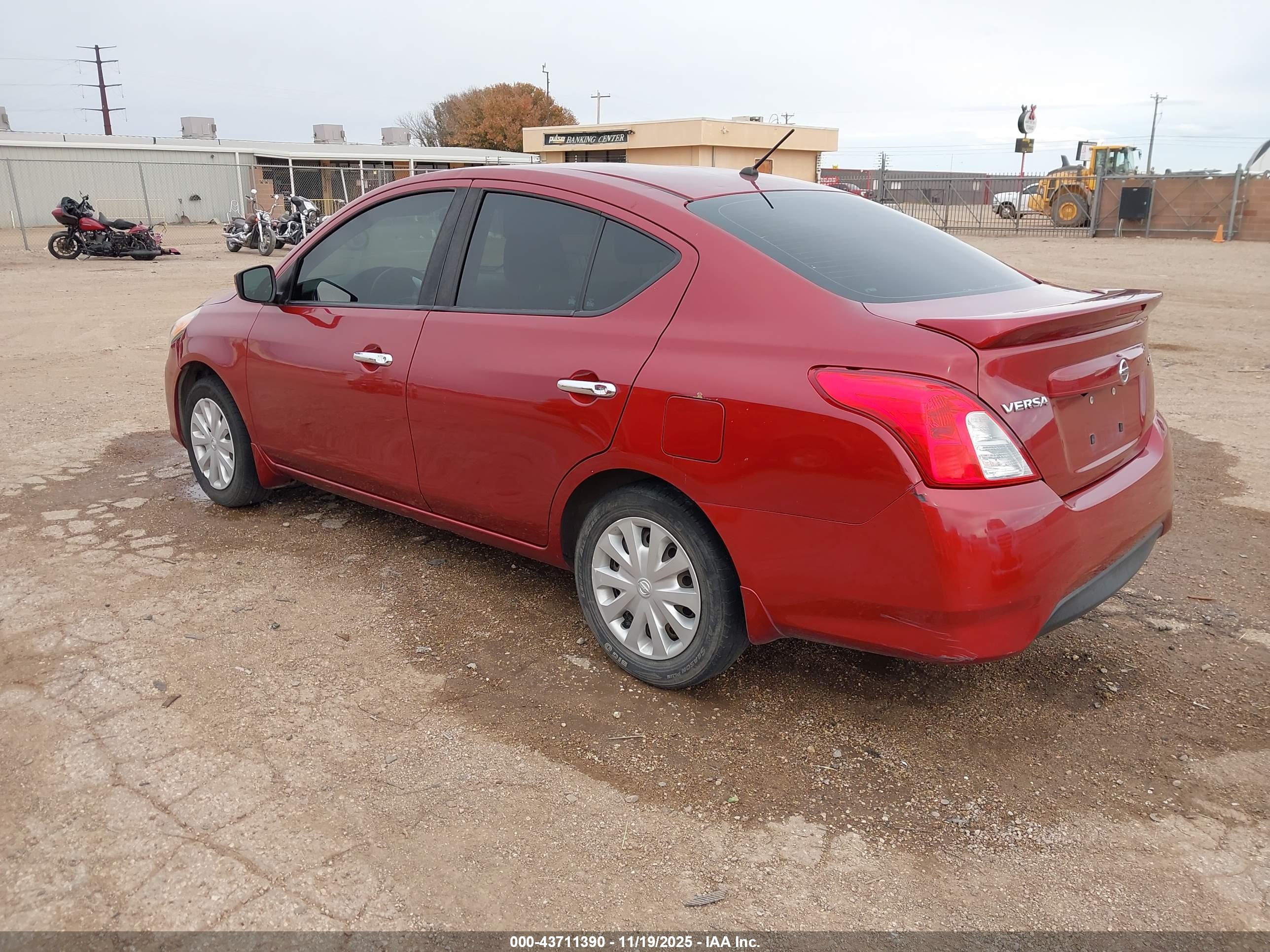NISSAN VERSA image 3