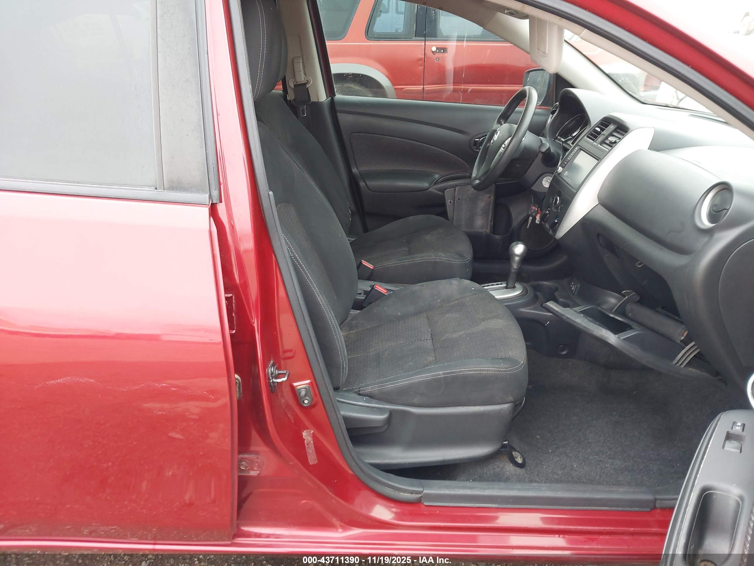 NISSAN VERSA image 5