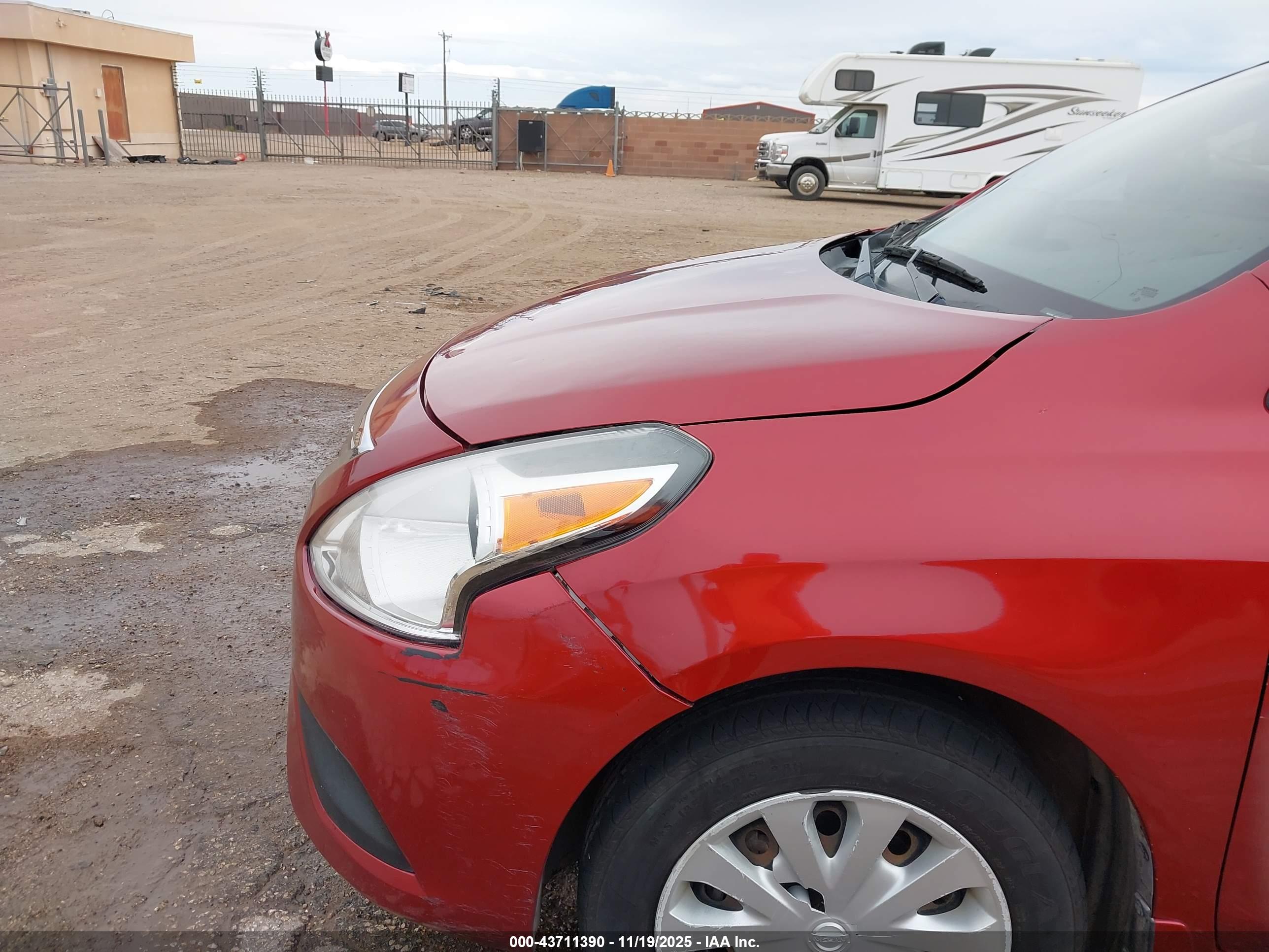 NISSAN VERSA image 6