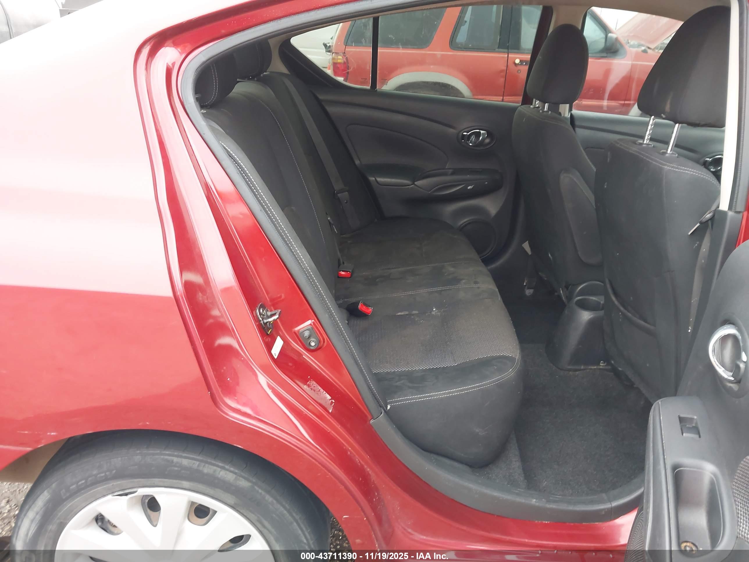 NISSAN VERSA image 8