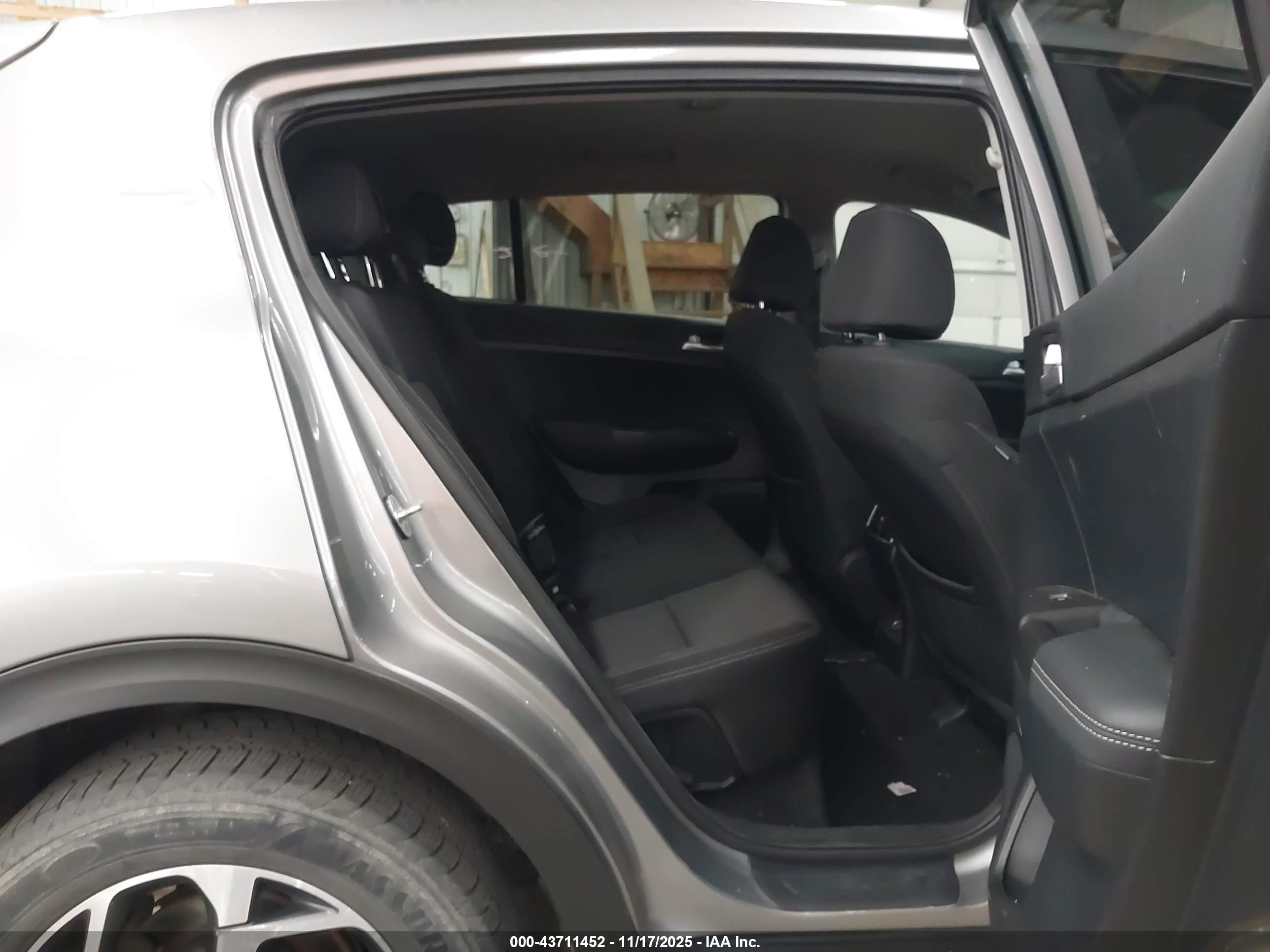 KIA SPORTAGE image 8