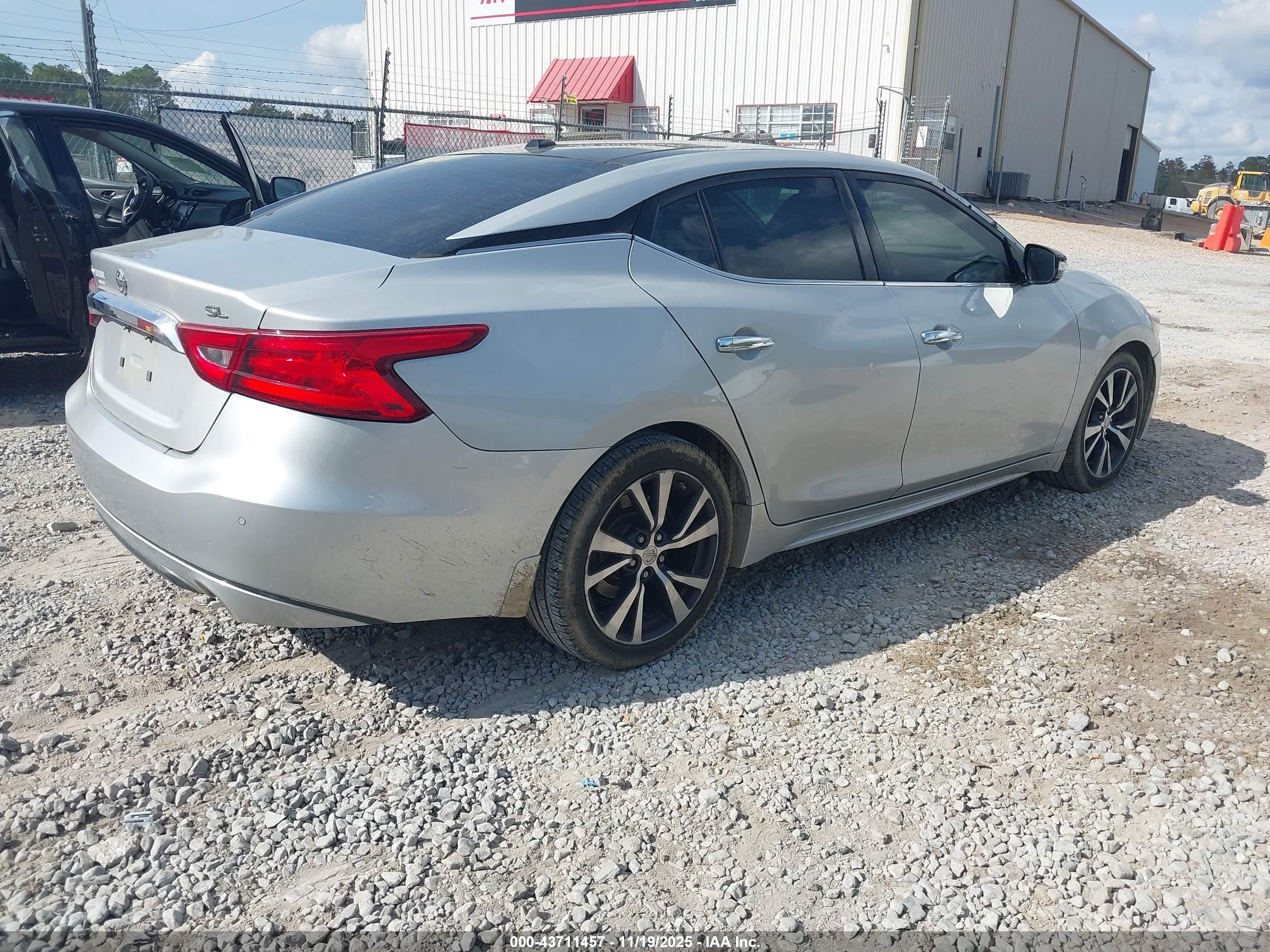 NISSAN MAXIMA image 4
