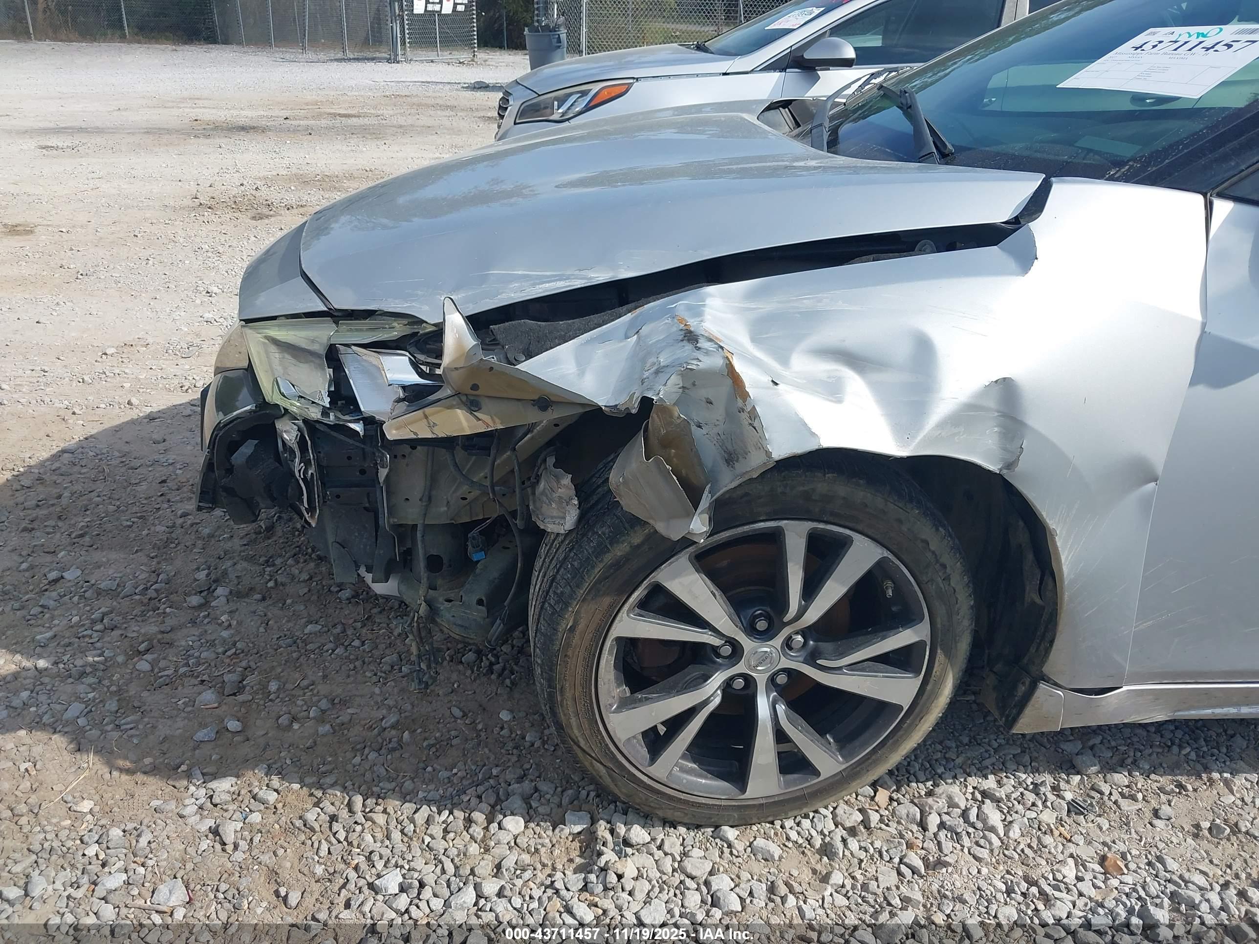 NISSAN MAXIMA image 6