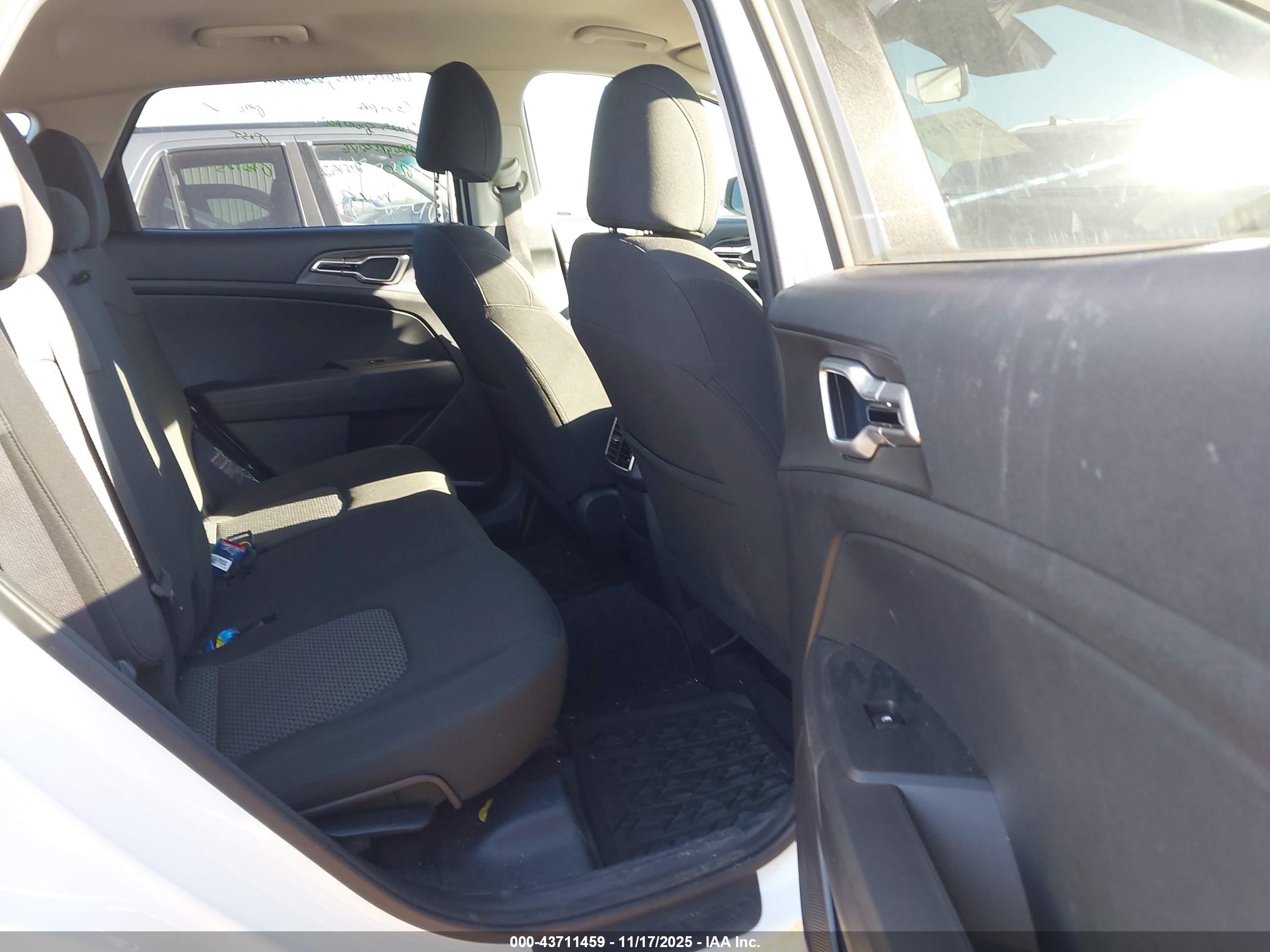 KIA SPORTAGE image 8