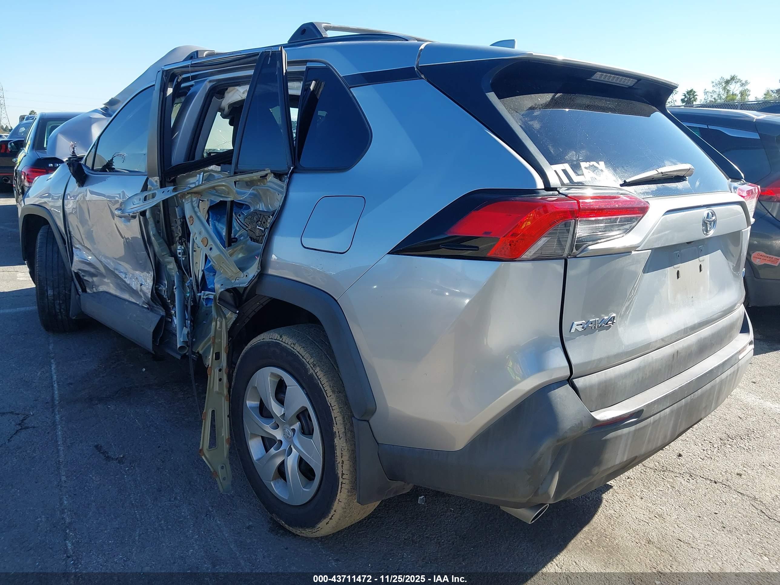 TOYOTA RAV4 image 3