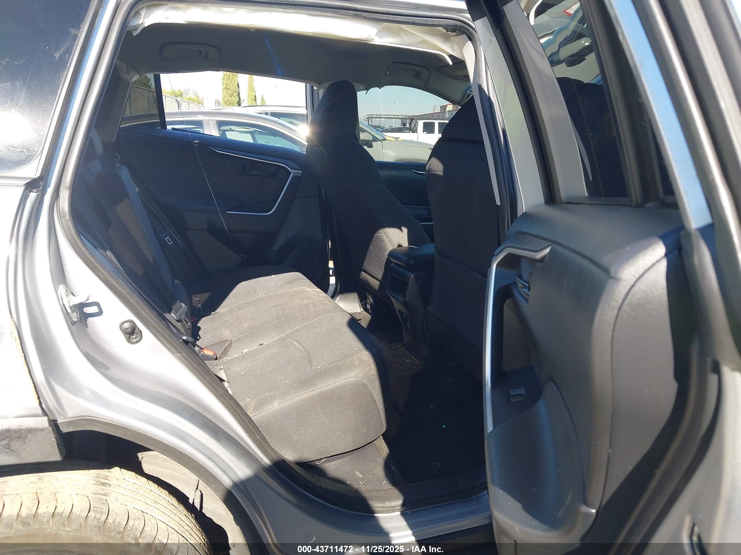 TOYOTA RAV4 image 8
