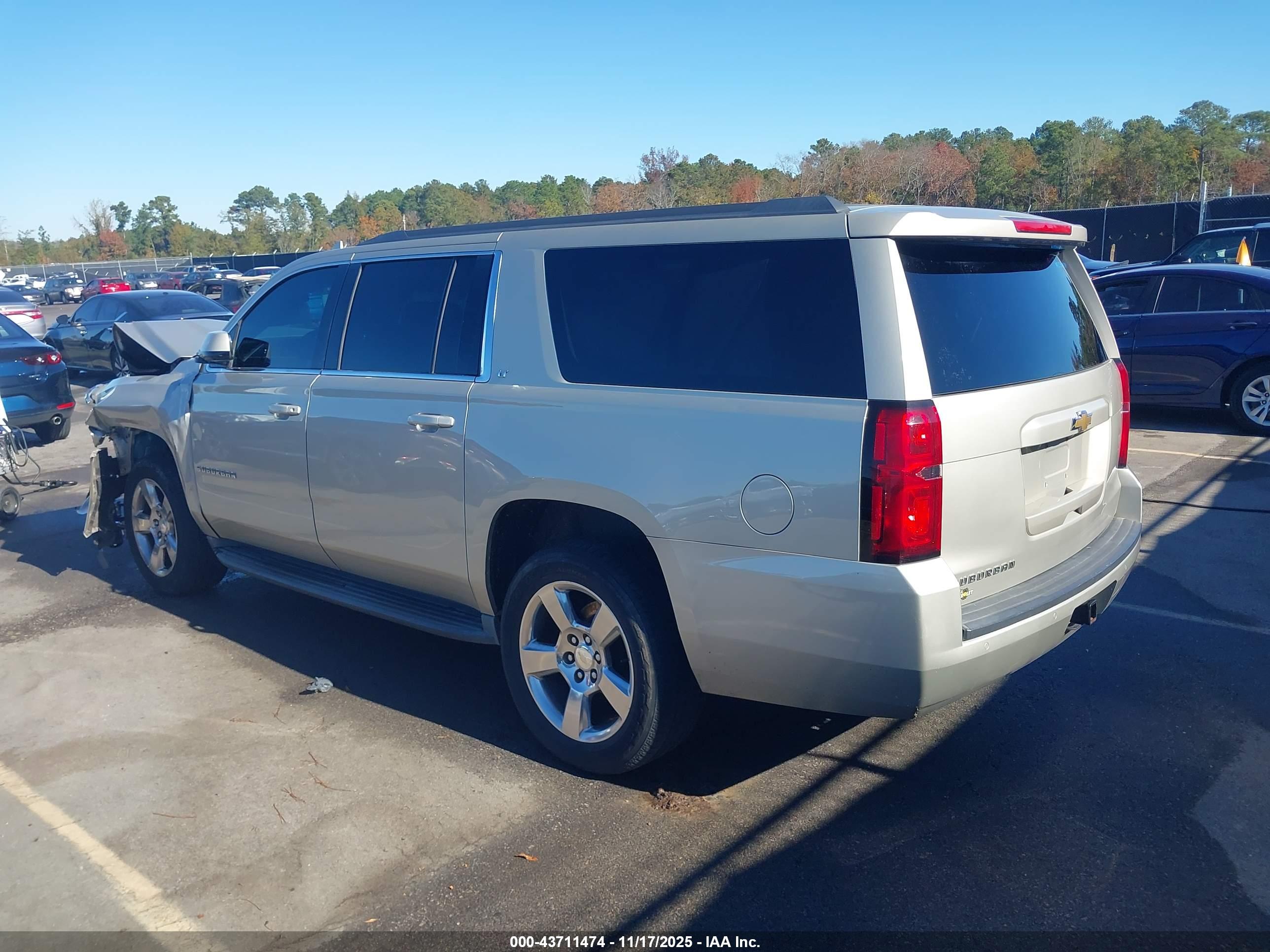 CHEVROLET SUBURBAN image 3