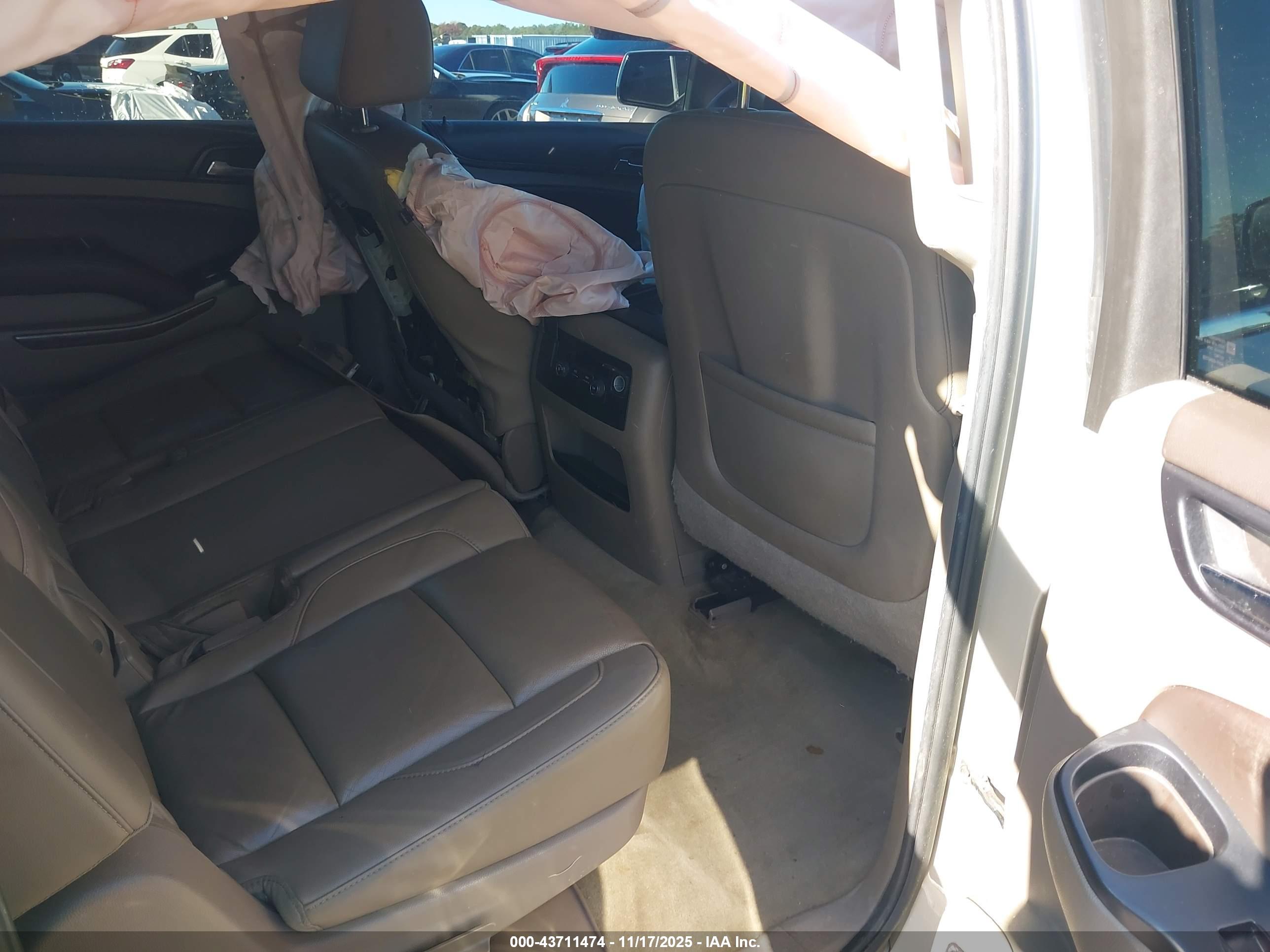 CHEVROLET SUBURBAN image 8